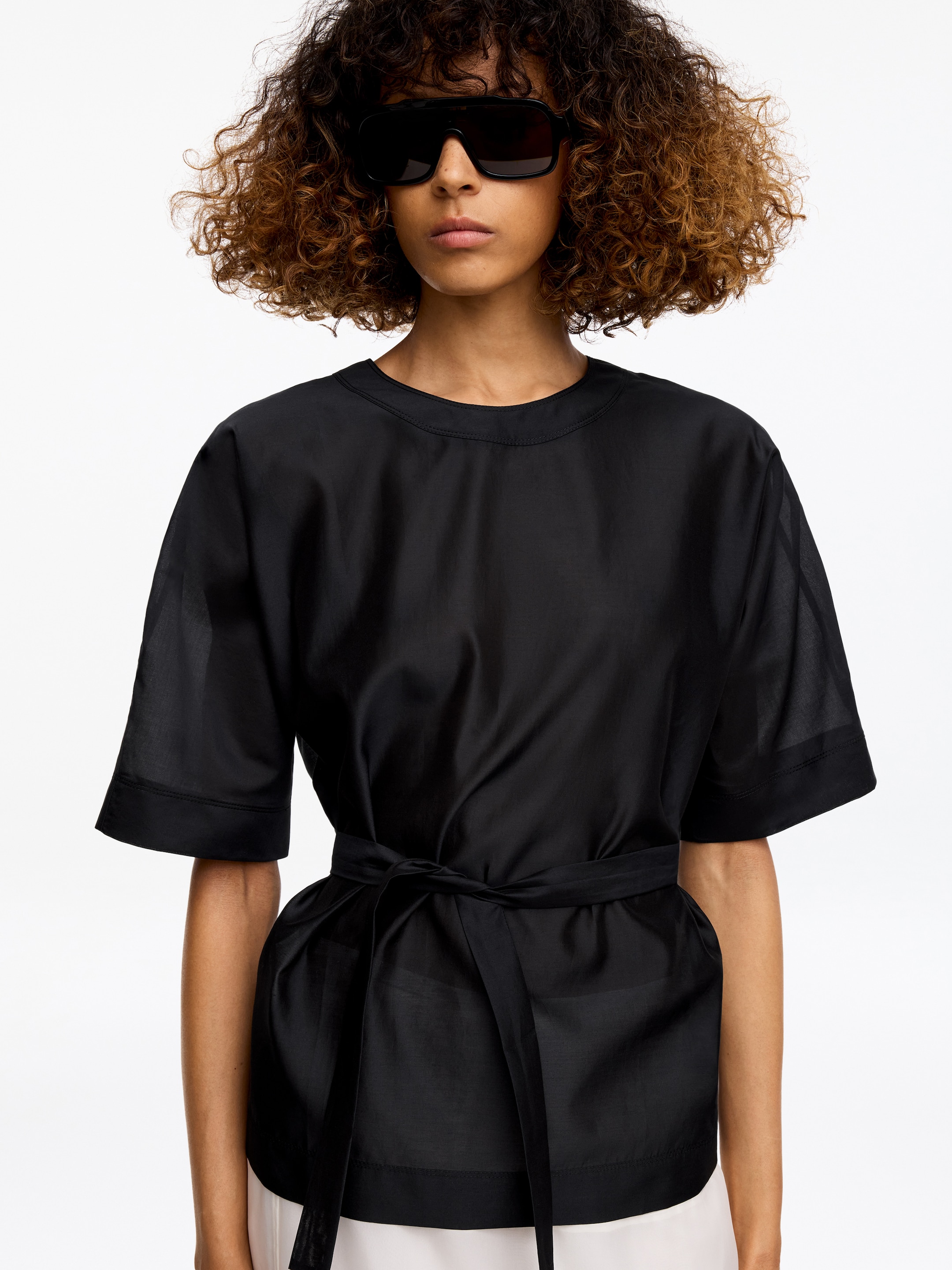 Top z wiązaniem na plecach ARKET and Laila Gohar - Ciemnogranatowy - Fason normalny - Women - StillMedia/Lookbook - 6