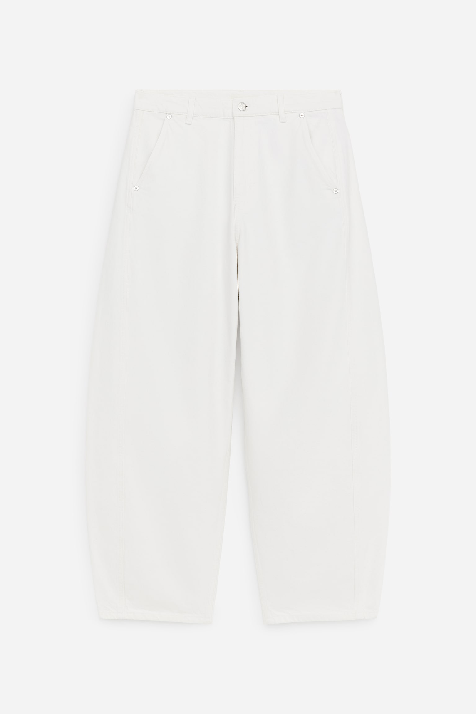 Witte denim broek in tonvorm, vervaardigd uit katoen, wordt aan de voorkant gepresenteerd. Ze hebben een middelhoge taille met schuine zijzakken en een enkele knoop- en ritssluiting.