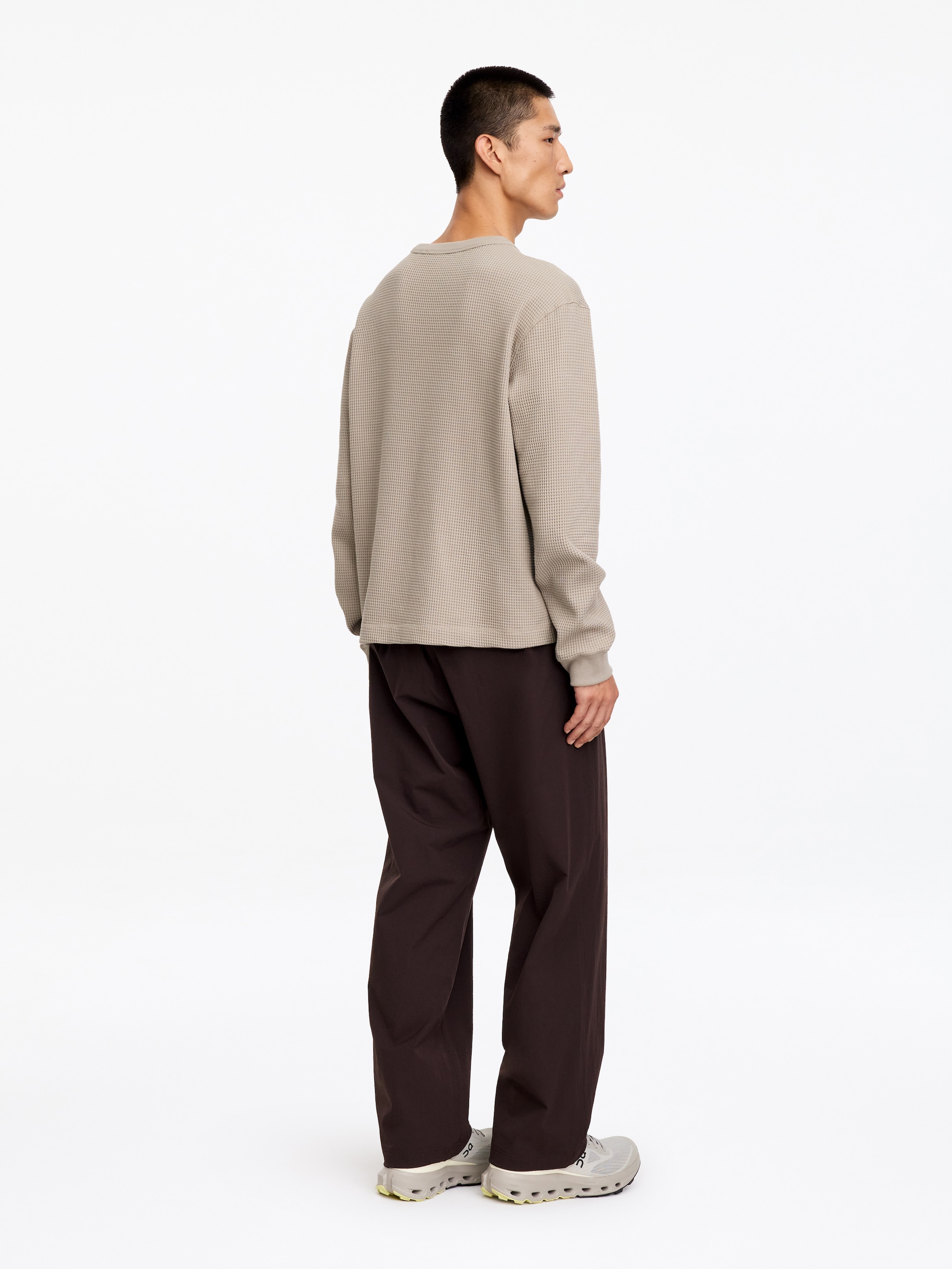 ARKET ACTIVE Oberteil mit Waffelstruktur - Graubraun - Regular Fit - men - StillMedia/Lookbook - 5