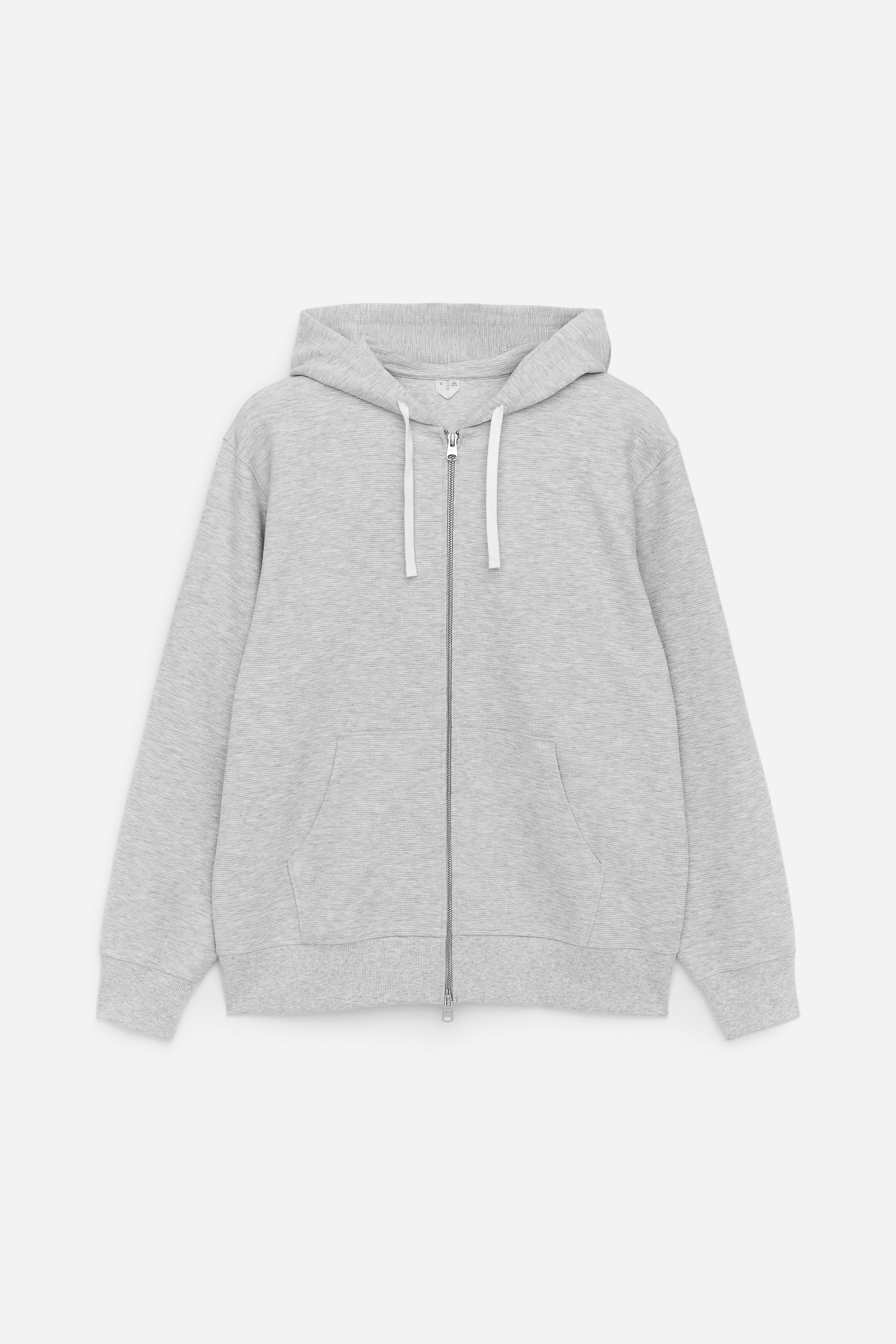 Größeres Bild anzeigen: Ein hellgrauer Kapuzenpullover mit Reißverschluss präsentiert seine VORDERSEITE, liegt flach da, und verfügt über eine Kapuze mit weißen Kordeln, einen silberfarbenen Reißverschluss in voller Länge, eine geteilte Kängurutasche, gerippte Bündchen und einen gerippten Saum.