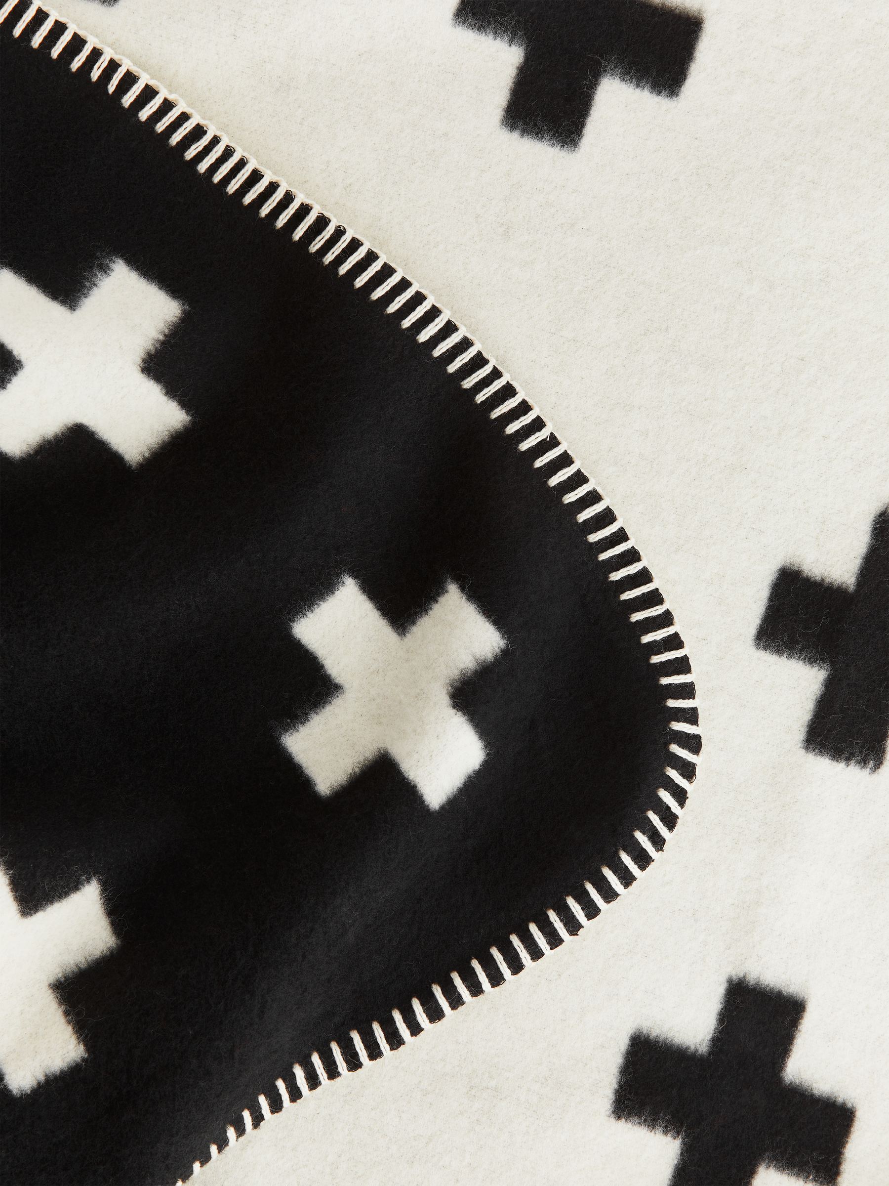 Pia Wallén Cross Blanket - Black/White - Homeware - StillMedia/DescriptiveDetail - 4