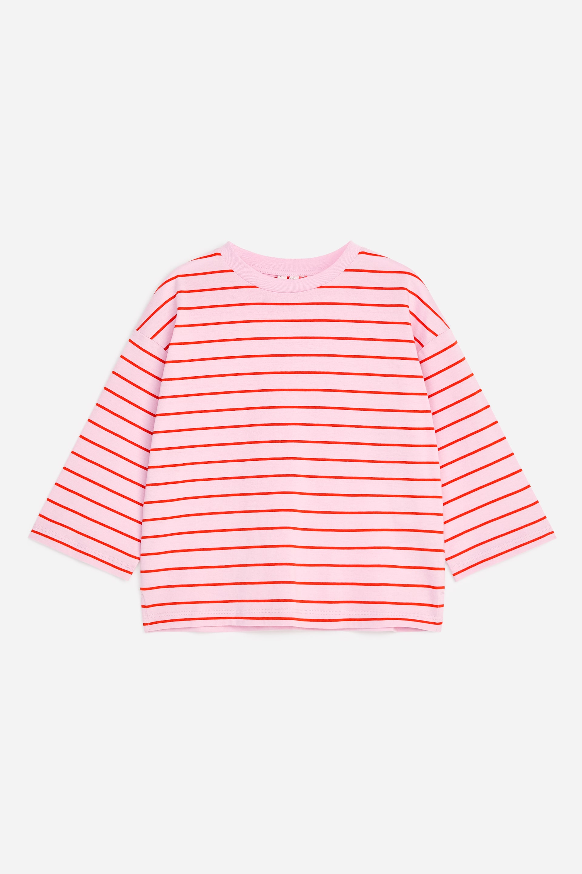 Grösseres Bild ansehen: Ein langärmliges T-Shirt zeigt eine Vorderansicht und präsentiert sich mit einer hellrosa Basis und dünnen roten horizontalen Streifen. Es ist mit einem Rundhalsausschnitt, überschnittenen Schultern und einer regulären Passform gestaltet.