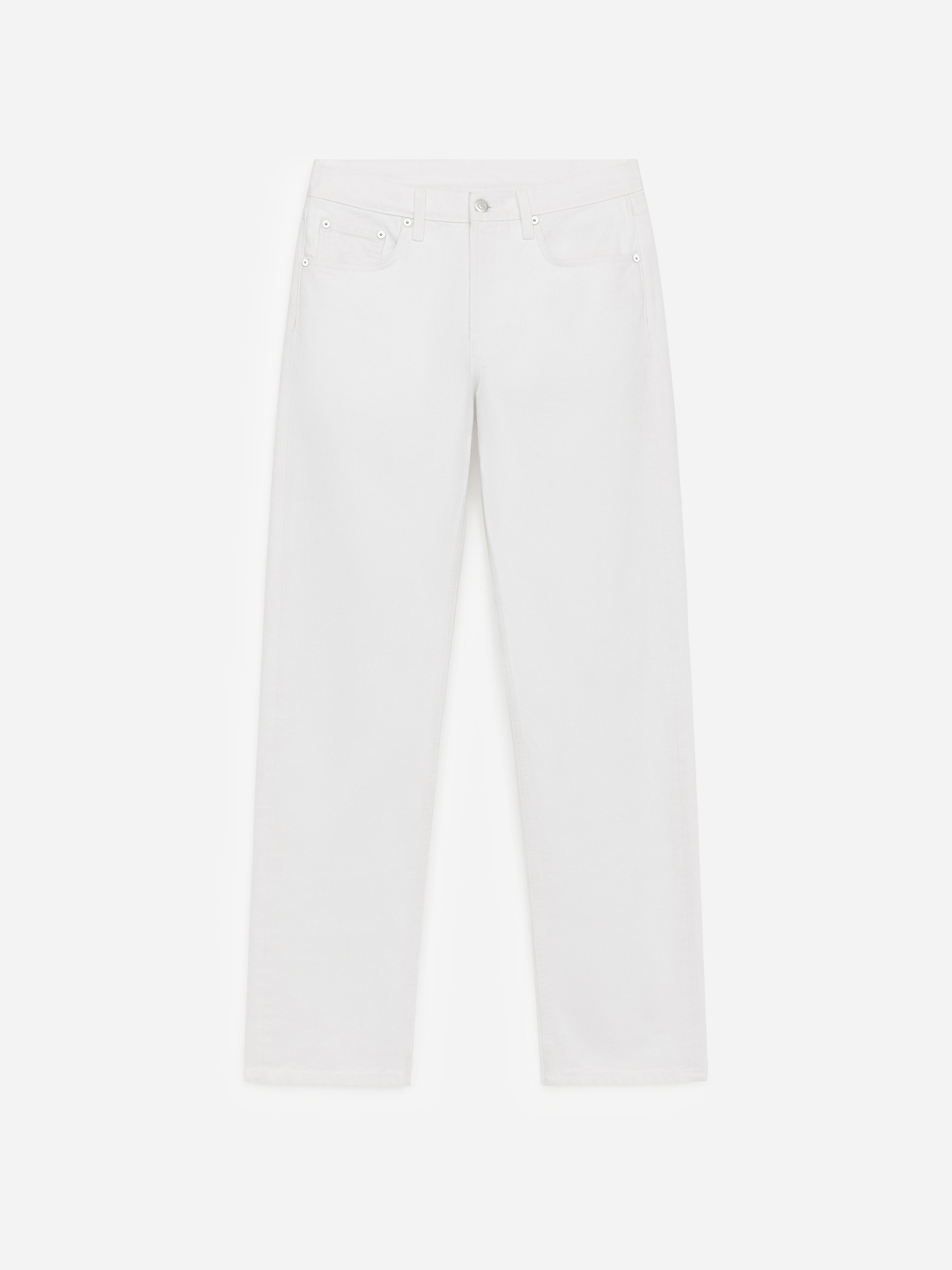Ver imagem maior: Um par de jeans de ganga branca está a ser apresentado de frente, com um corte de perna reta. São desenhados com um fecho de botões e bolsos frontais visíveis acentuados com rebites de metal.