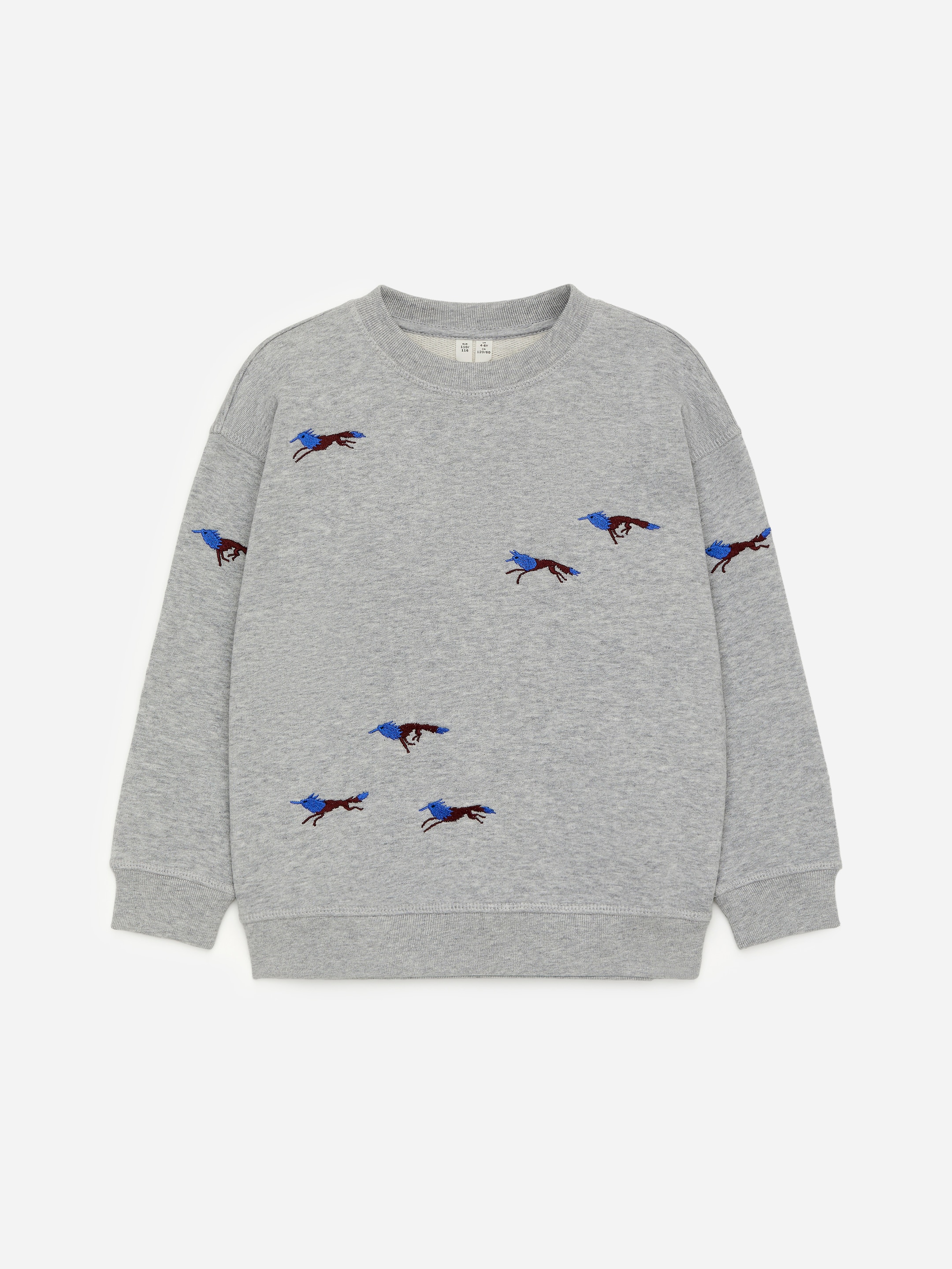 Προβολή μεγαλύτερης εικόνας: Ένα γκρι φούτερ με στρογγυλή λαιμόκοψη φαίνεται από μπροστά, με χαλαρή εφαρμογή. Είναι διακοσμημένο με πολλαπλές κεντημένες φιγούρες τρεχόντων ζώων σε μπλε και καφέ, διασκορπισμένες στο μπροστινό μέρος και στα μανίκια, και ολοκληρώνεται με ριγέ μανσέτες και ριγέ στρίφωμα.