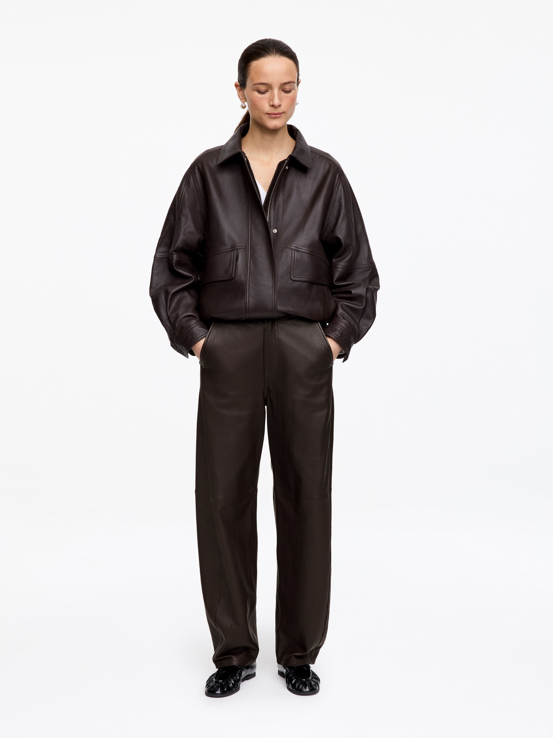 Pantalon en cuir jambes barrel - Marron foncé - Relaxed fit - Femme - StillMedia/Lookbook - 16