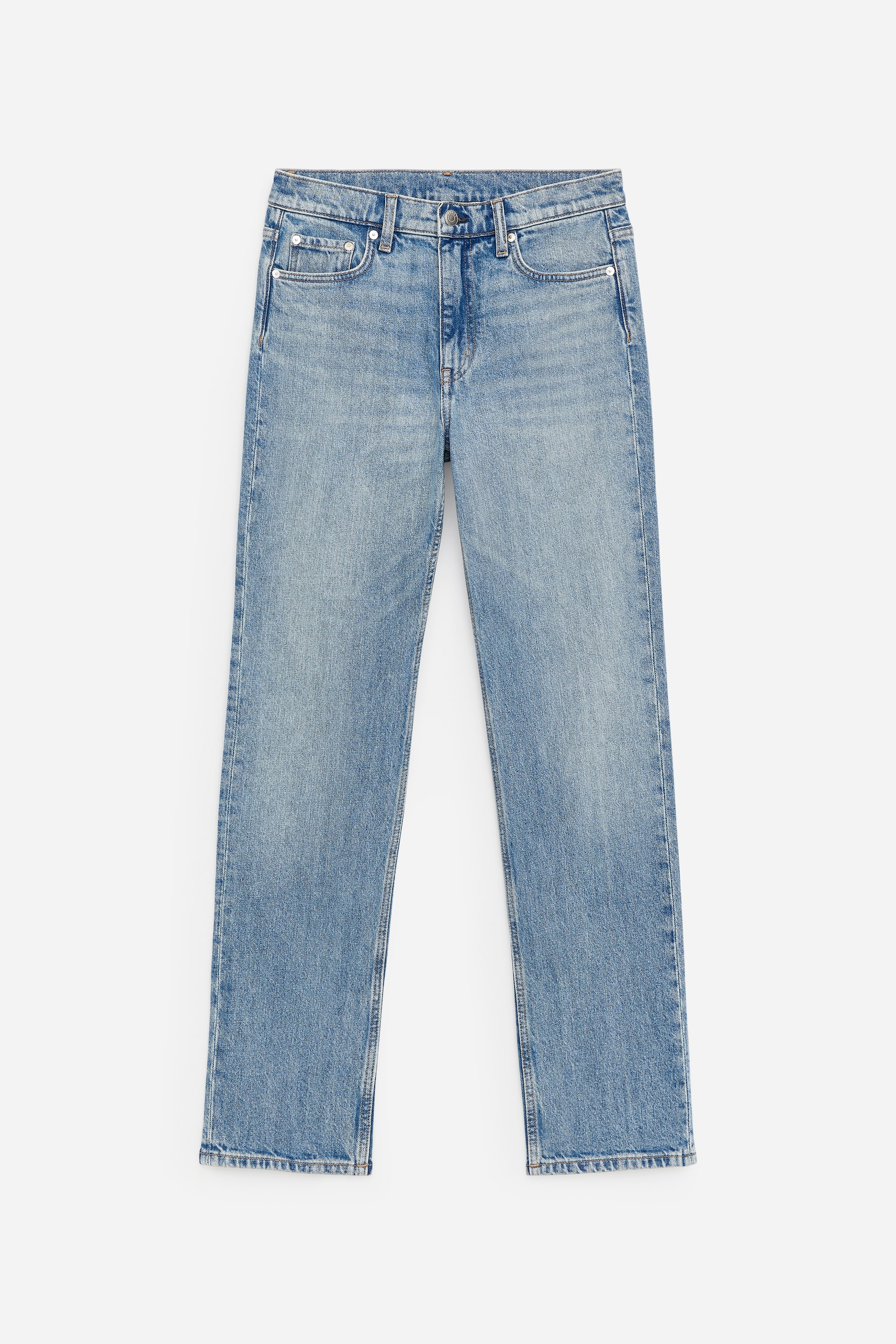 Agrandir l'image: Le jean bleu clair est présenté de FACE, avec une taille mi-haute, une coupe ajustée, et des jambes fuselées de longueur complète. Une braguette zippée est visible à l'avant.