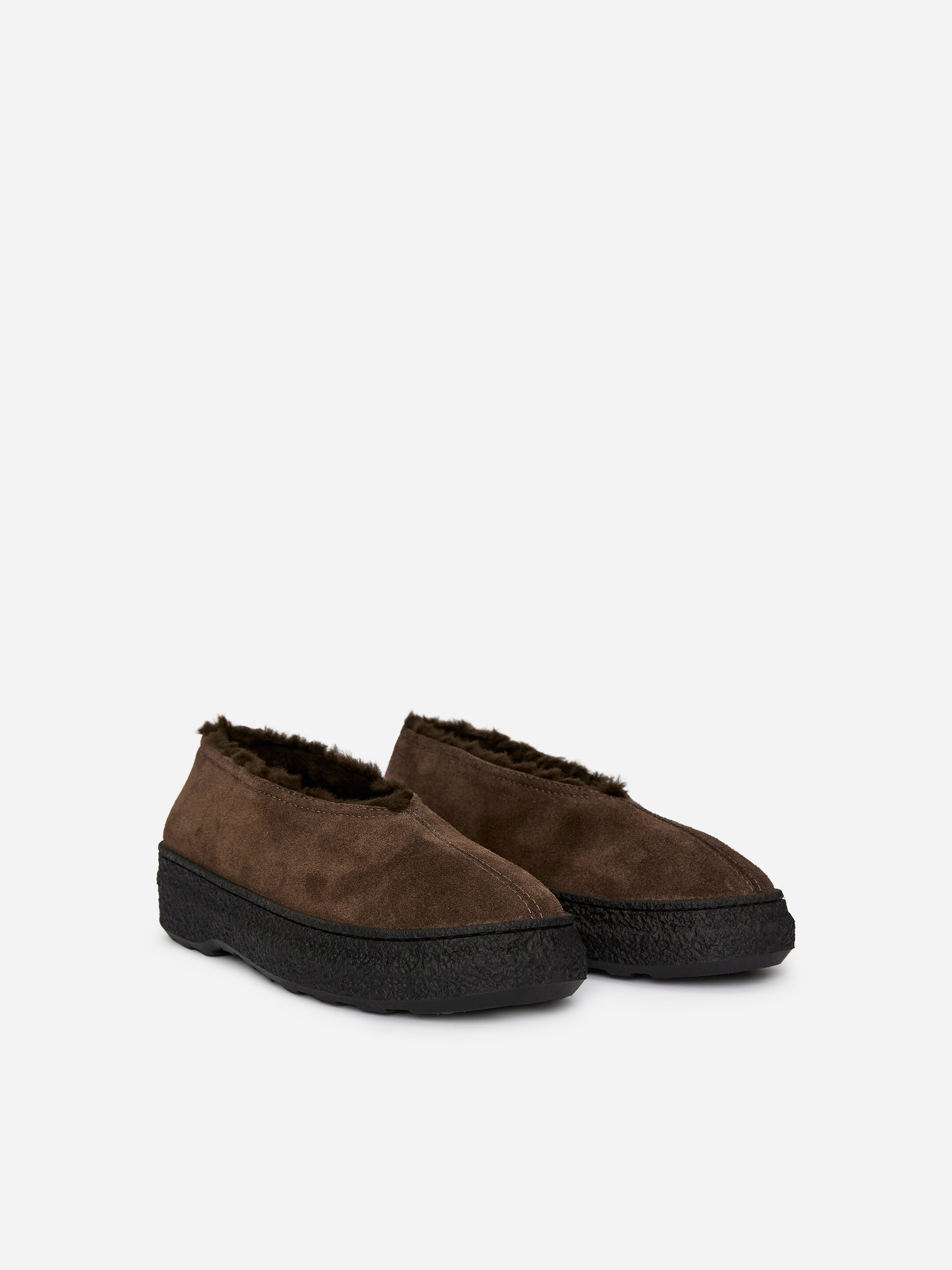Agrandir l'image: Une paire de chaussures en cuir suédé marron est dotée d'une doublure en fourrure marron foncé visible autour de l'ouverture. Chaque chaussure est conçue avec une semelle épaisse et texturée noire et une couture centrale courant le long de la partie supérieure de la boîte à orteils.