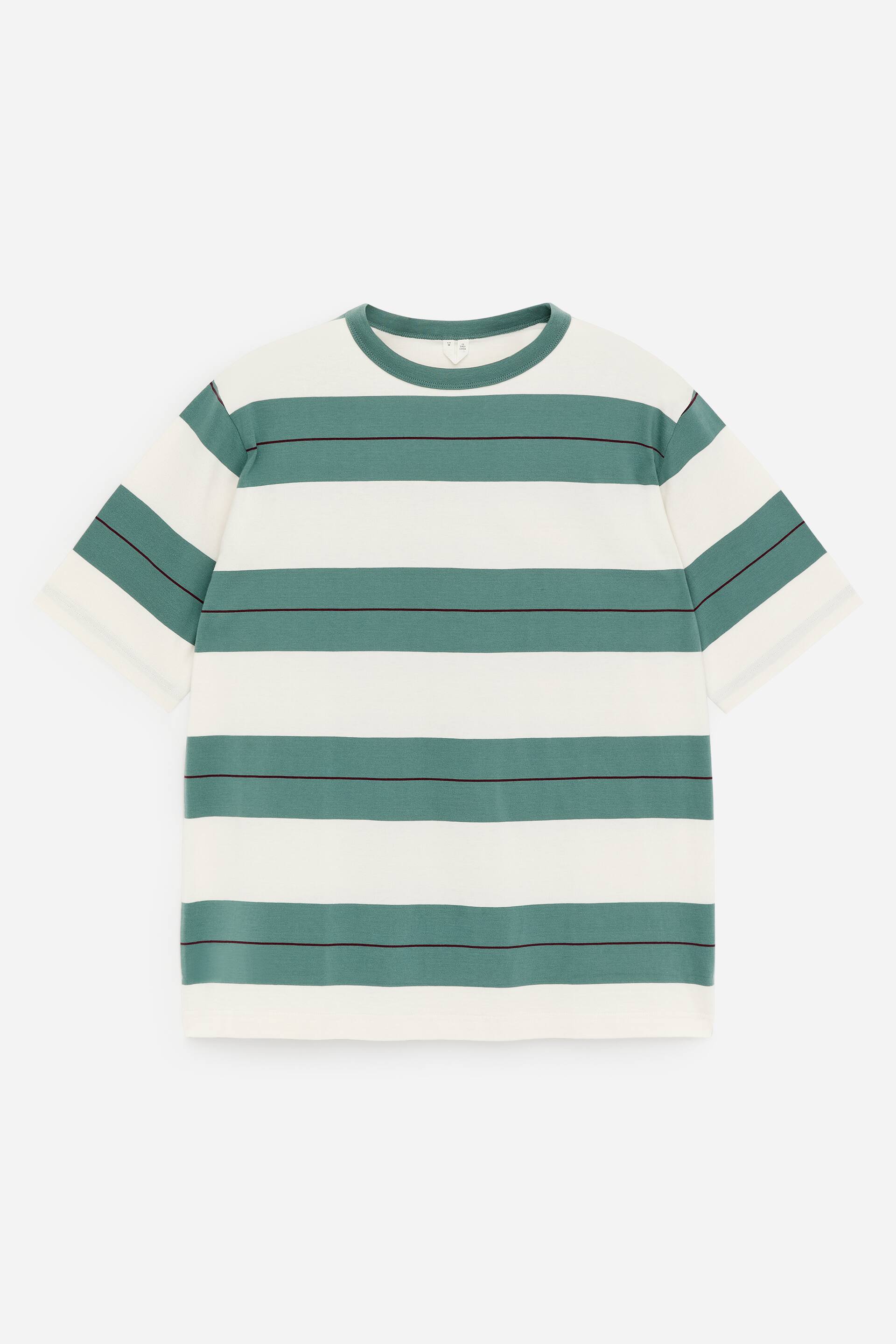 Se større billede: En kortærmet T-shirt præsenterer sin front, skåret til en afslappet pasform og med vandrette striber i off-white og teal. Hver teal-stribe er detaljeret med en tynd mørkerød linje, og T-shirten afsluttes med en ribbet rund hals.