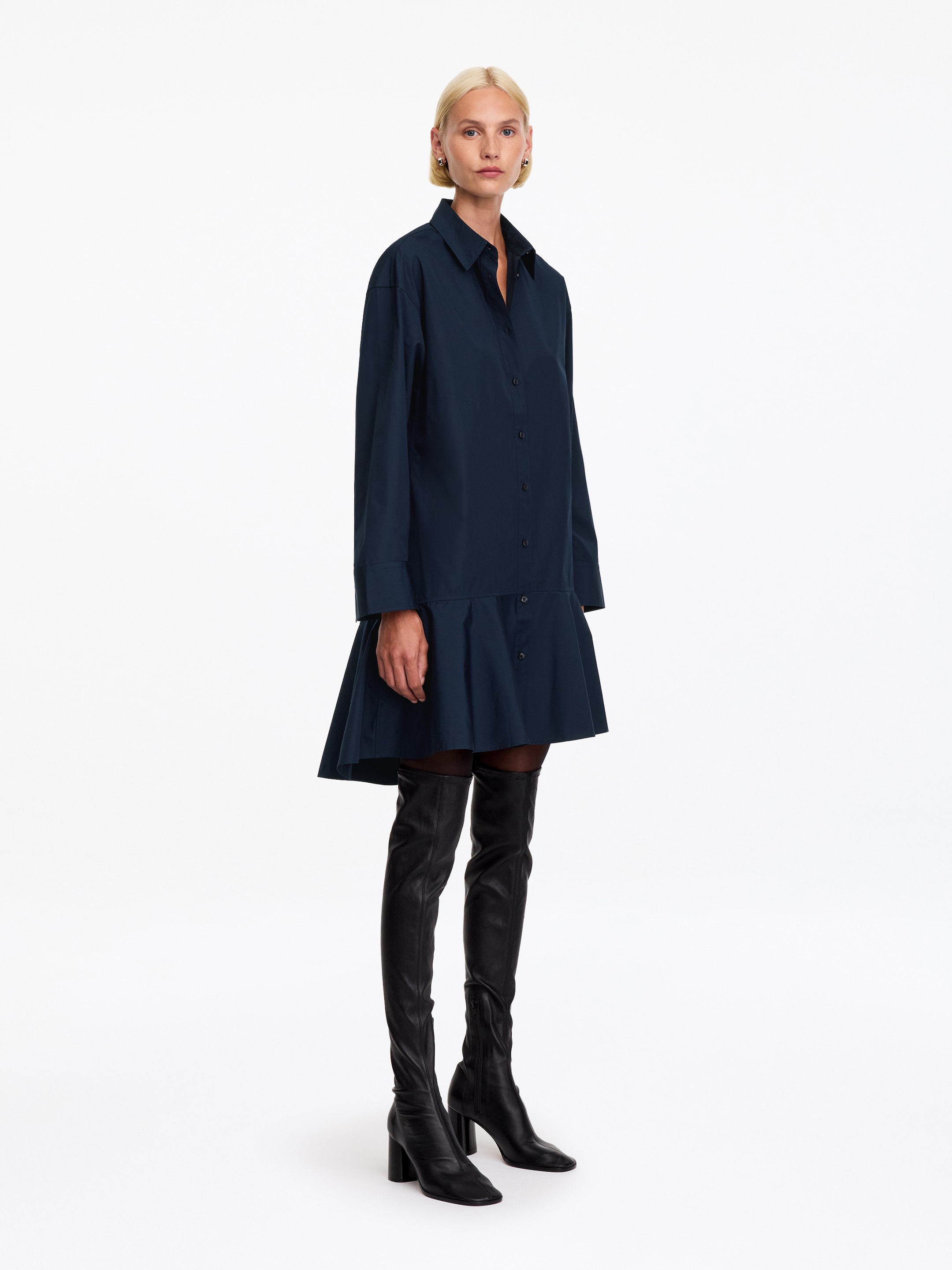 Bawełniana szmizjerka z baskinką - Granatowy - Fason normalny - women - StillMedia/Lookbook - 5