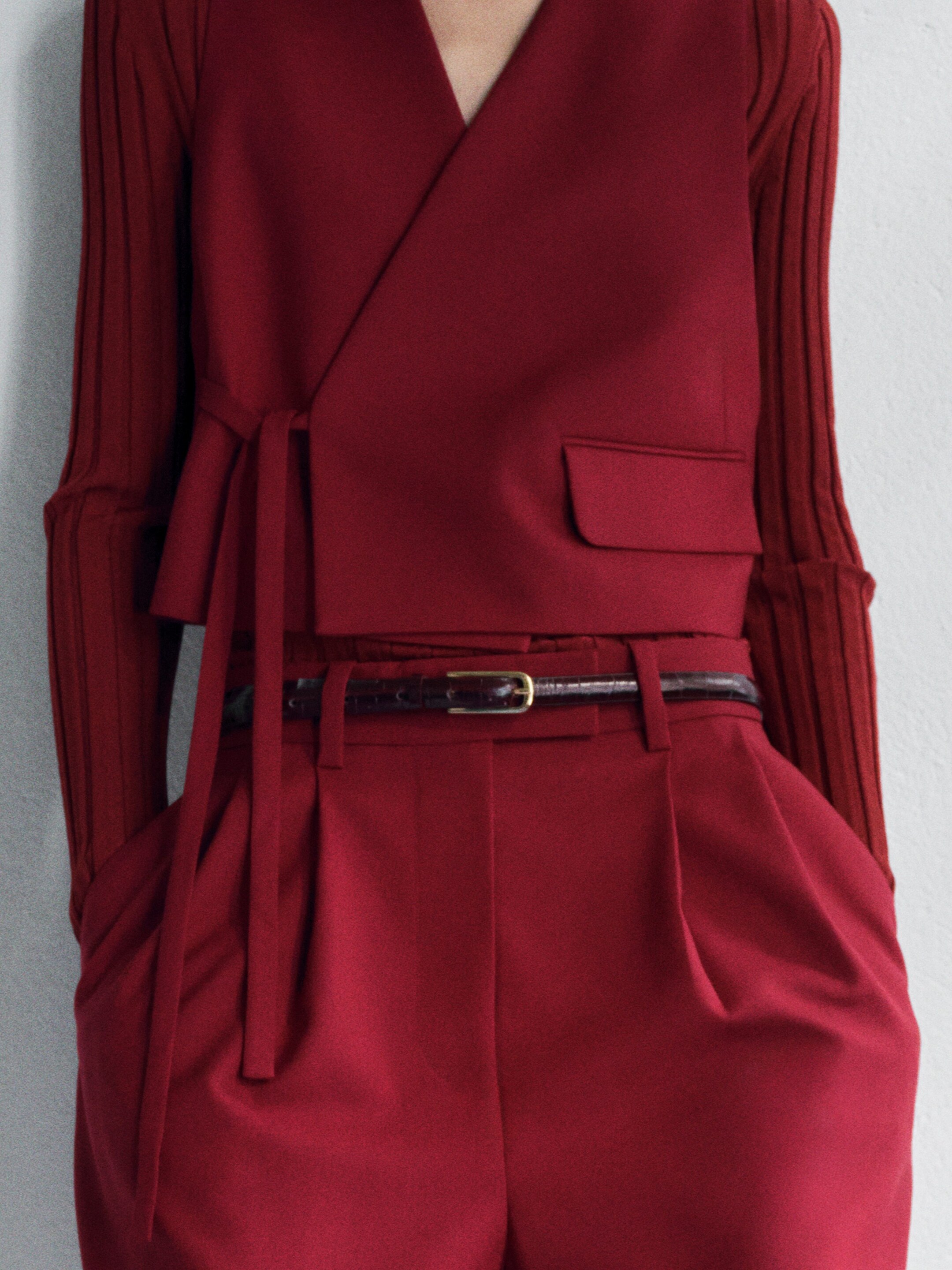 Größeres Bild anzeigen: Bundfaltenhose aus Wolle - Dunkelrot - Ladies | H&M AT 7