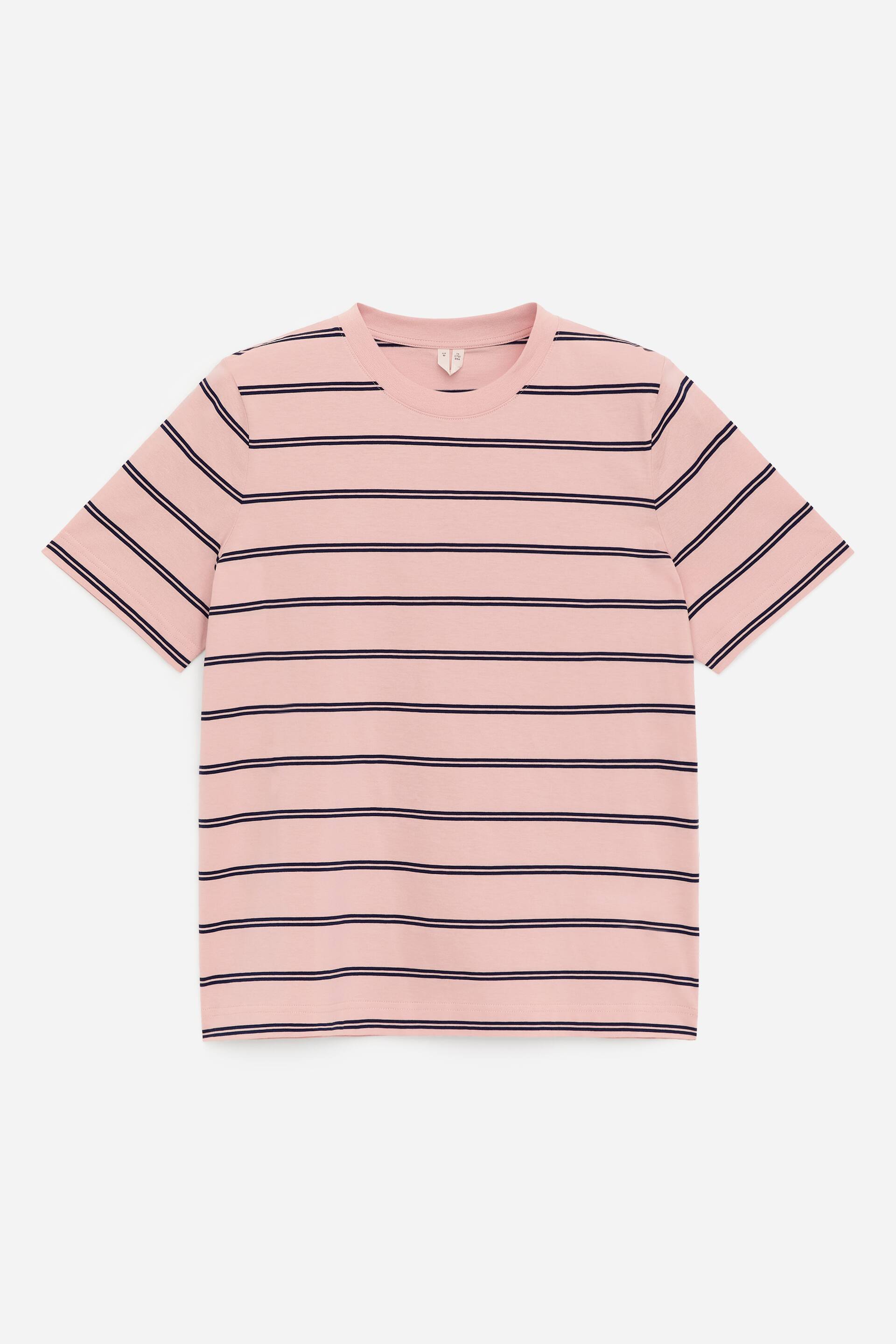 Visa större bild: En rosa t-shirt, som är vänd FRAMÅT, har mörkblå horisontella ränder. Den är designad med en ribbad rund halsringning och korta ärmar.