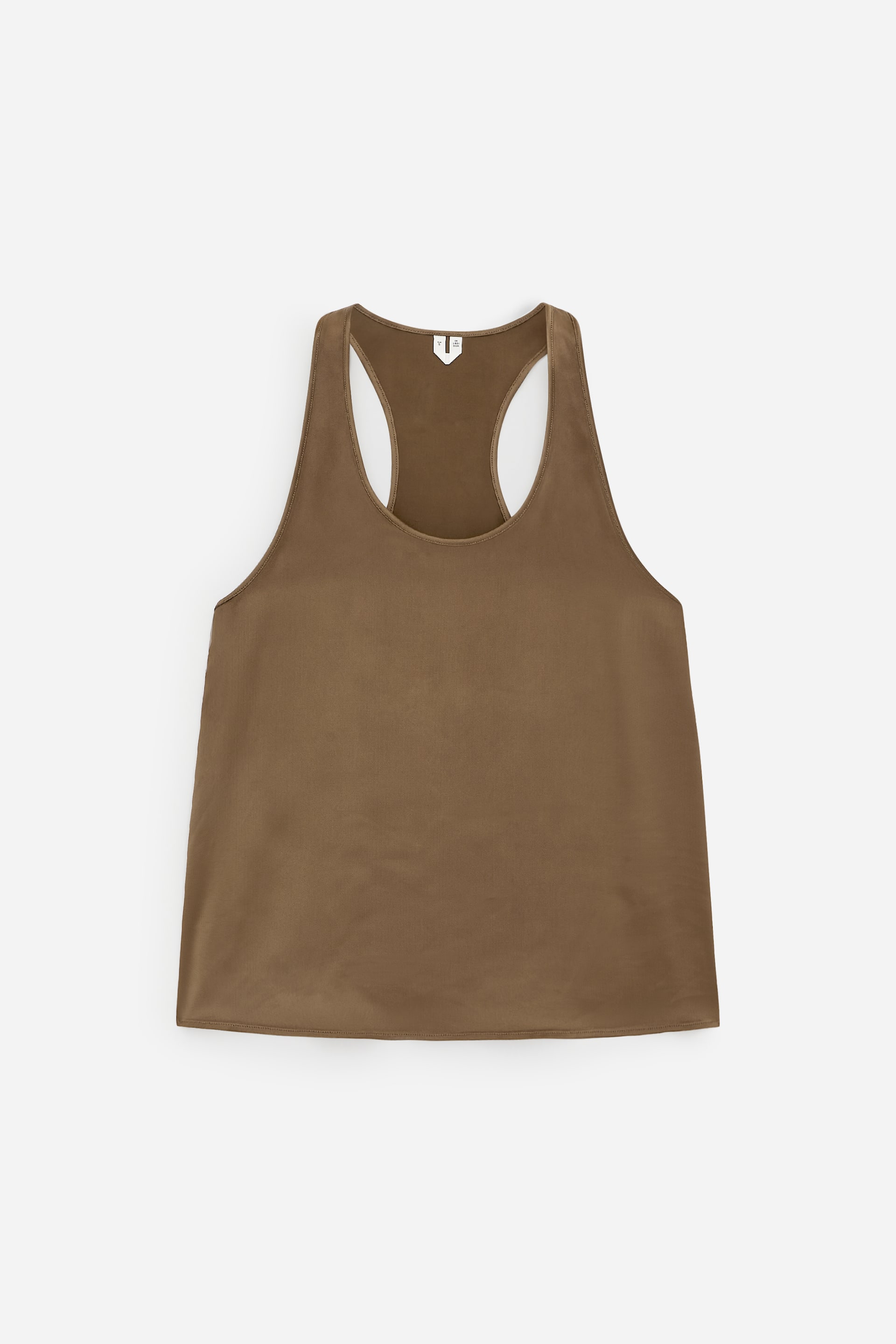 Agrandir l'image: Un débardeur en satin marron est vu de face, avec un col rond et un dos nageur. Le tissu présente une texture subtile en sergé.
