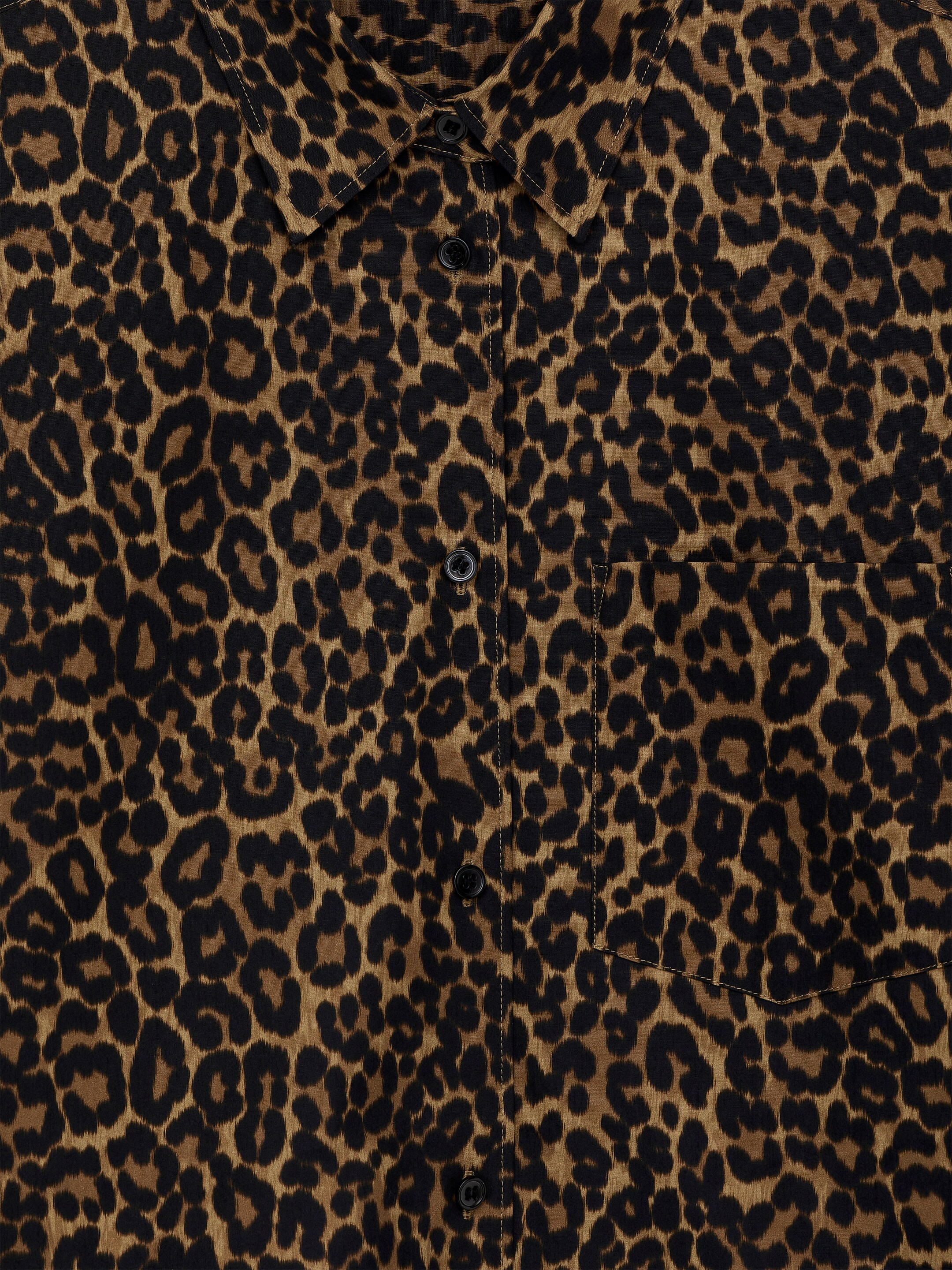 Größeres Bild ansehen: Ein übergroßes Hemd mit einem braunen und schwarzen Leopardenmuster, einem spitzen Kragen, einer Knopfleiste mit schwarzen Knöpfen und einer einzelnen Brusttasche.