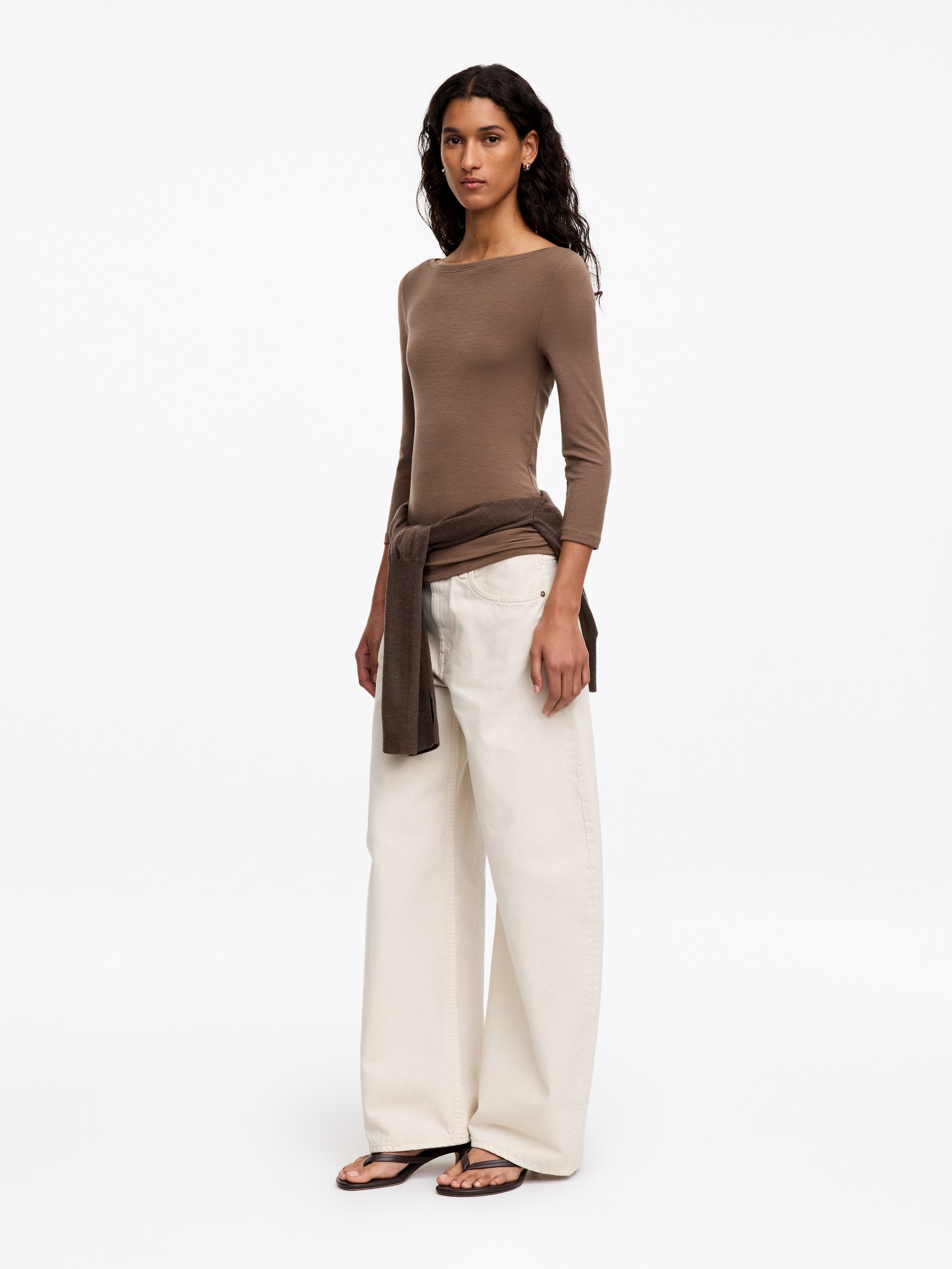 Top z dekoltem w łódkę - Ciemnoszary - Wąski fason - women - StillMedia/Lookbook - 2