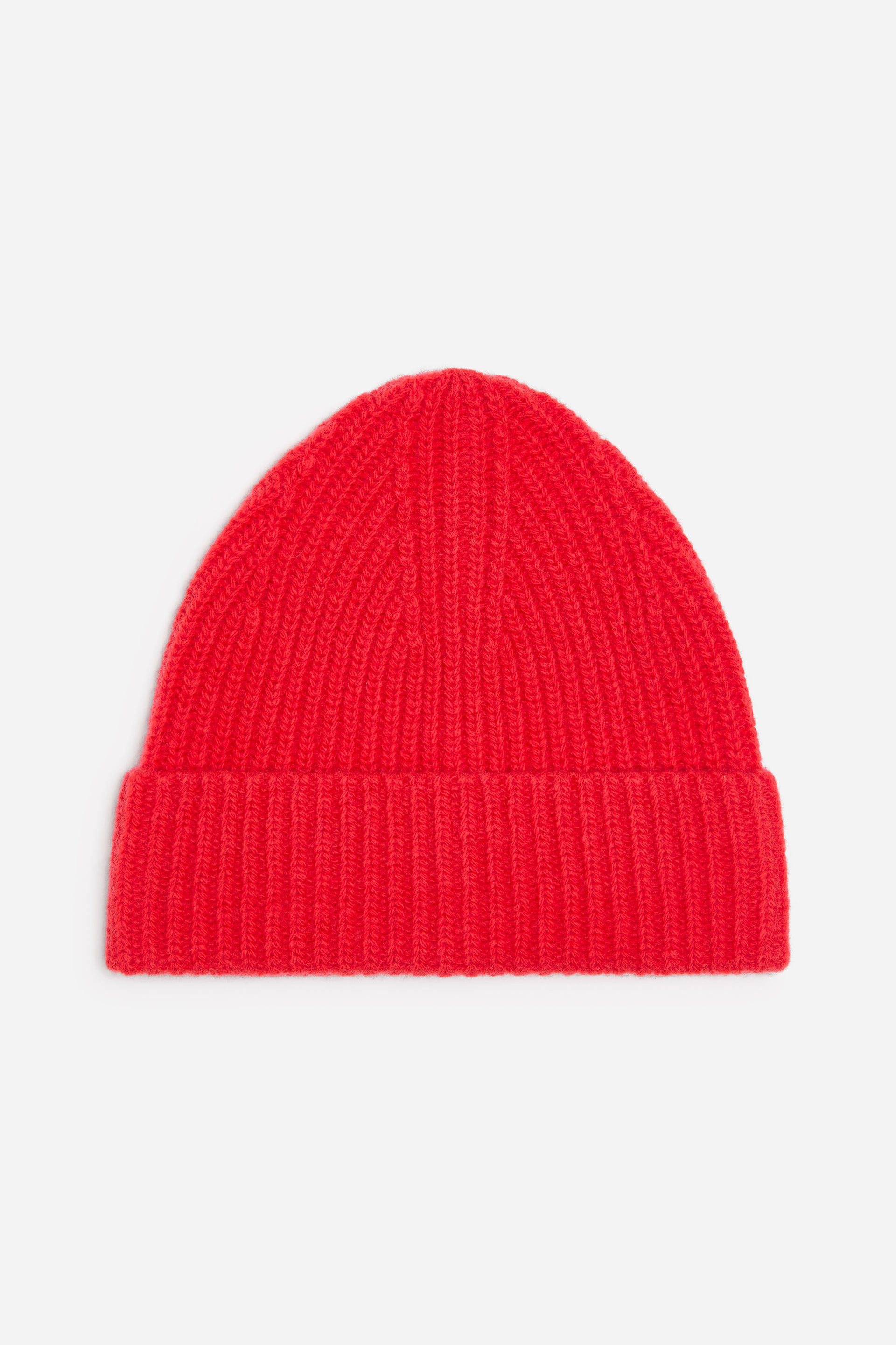 Se større billede: En rød ribstrikket beanie vender mod front. Den har en kraftig stil med en bred opfoldet ribkant.