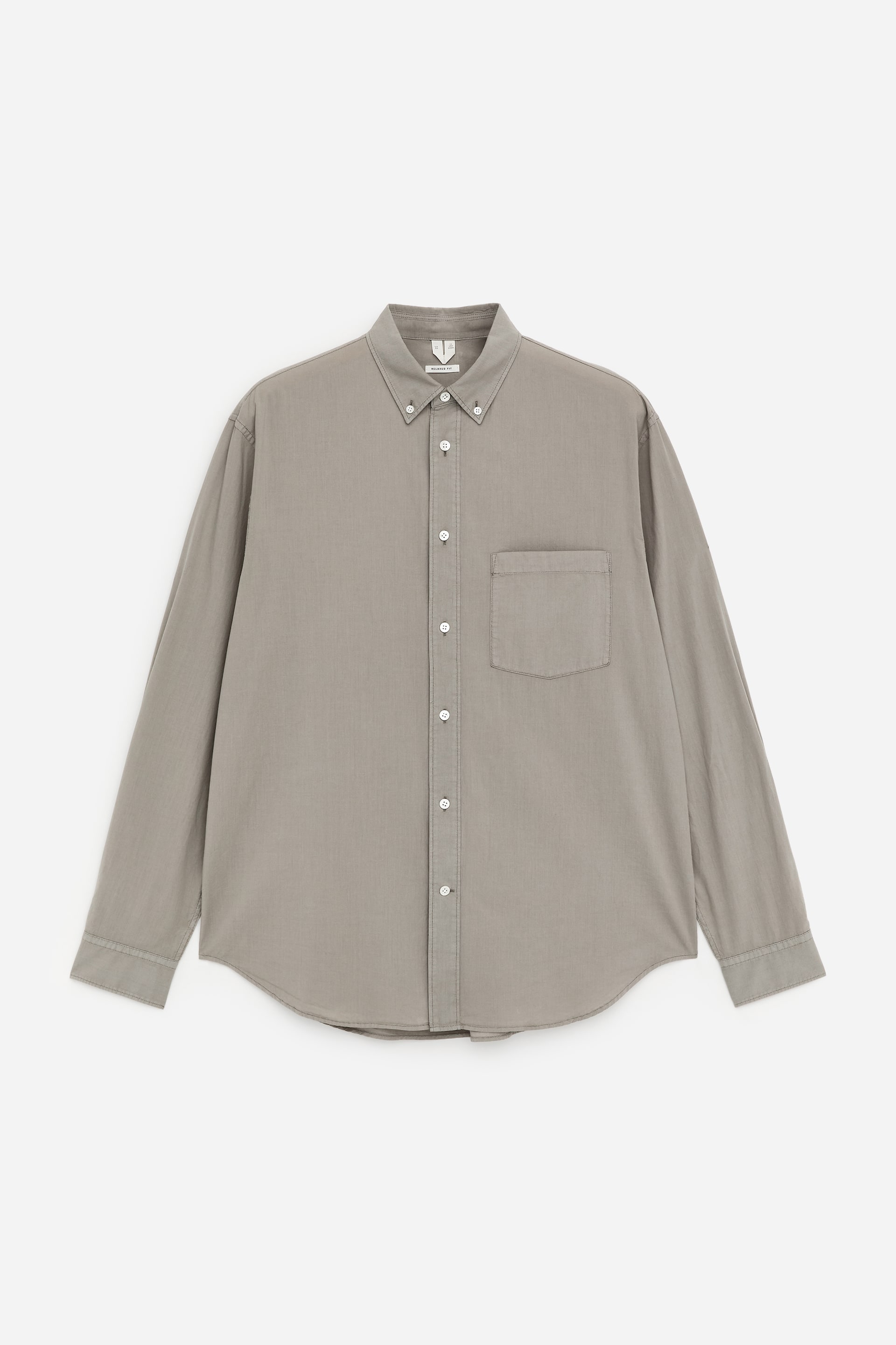 Größeres Bild ansehen: Ein taupefarbenes Langarmhemd aus strukturiertem Stoff wird von VORNE gezeigt, mit einem Button-Down-Kragen, einer durchgehenden Knopfleiste mit weißen Knöpfen und einer einzelnen aufgesetzten Brusttasche links. Es zeigt lange Ärmel mit geknöpften Manschetten und einen abgerundeten Saum.