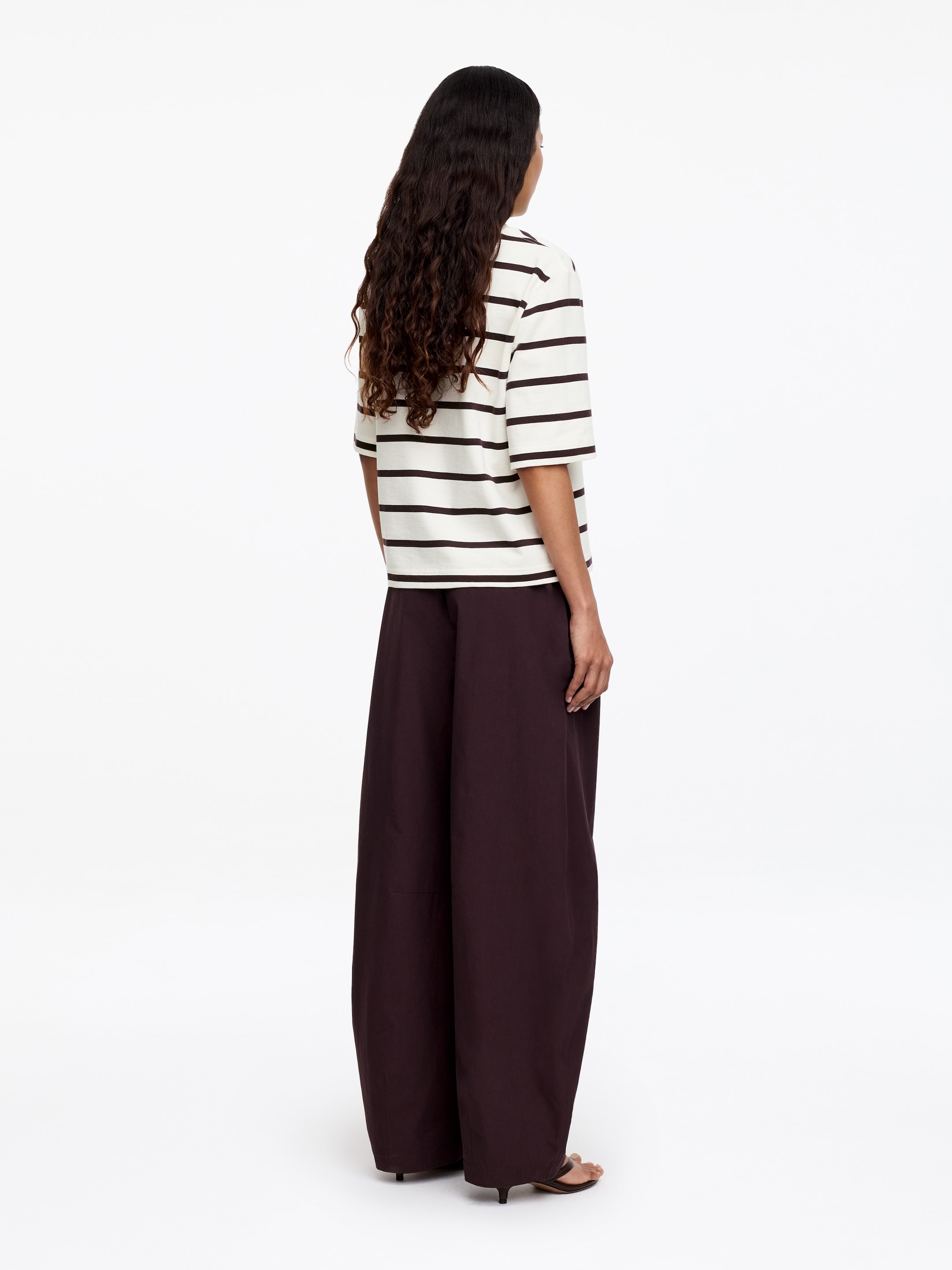 Signature Boxy T-Shirt - White/Brown - Relaxed fit - Women - StillMedia/Lookbook - 4