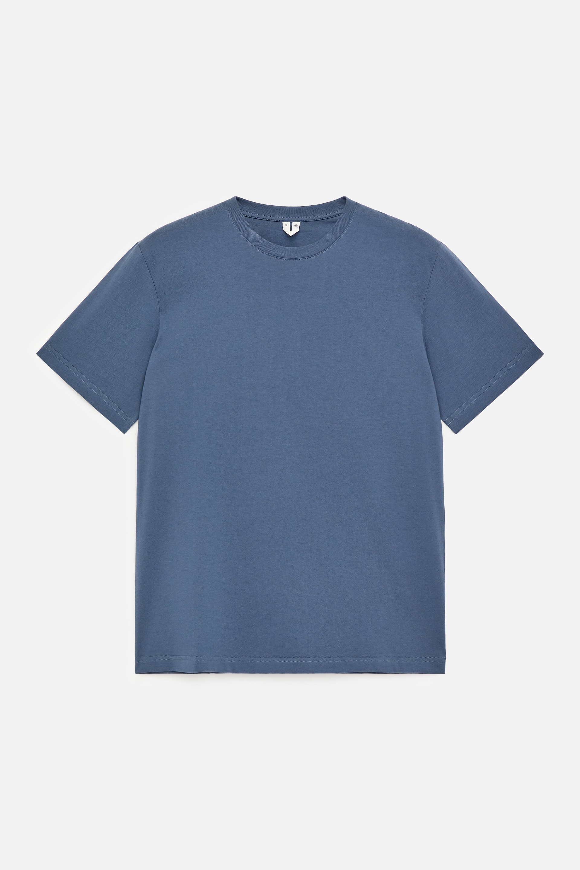 Grösseres Bild ansehen: Ein blaues Crewneck-T-Shirt ist VON VORNE zu sehen, mit einem gerippten Halsausschnitt und etwas kürzeren, enger anliegenden Ärmeln. Es präsentiert einen regulären Schnitt mit einer taillierten Passform durch den Körper und den Halsausschnitt.