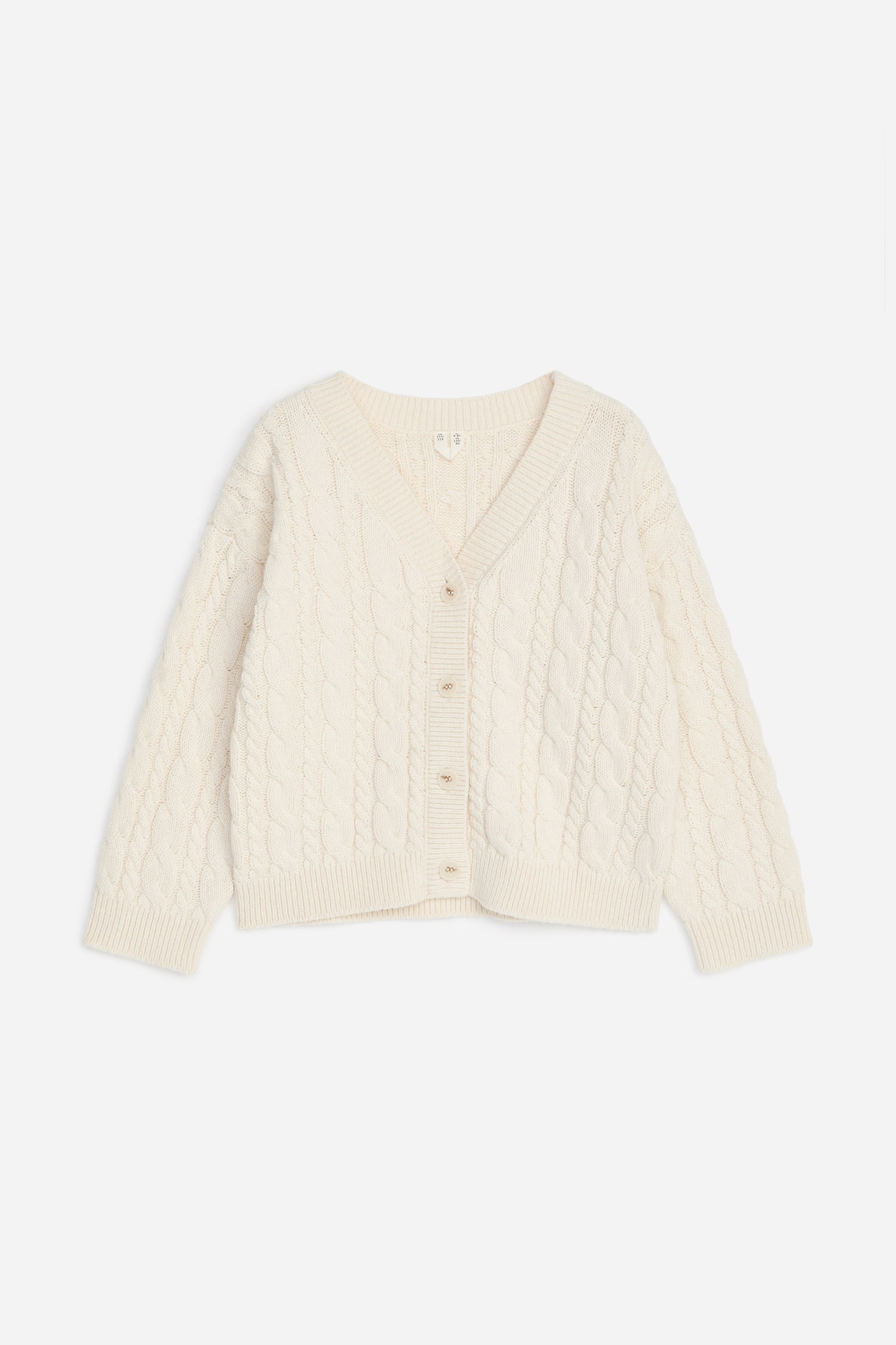 Een cardigan van off-white kabelbreiwerk is van voren weergegeven, met een diepe V-hals en een knoopsluiting aan de voorkant met vier kleine knoopjes. De lange mouwen, boorden en zoom zijn afgewerkt met ribdetails, waarbij het gestructureerde breipatroon overal zichtbaar is.