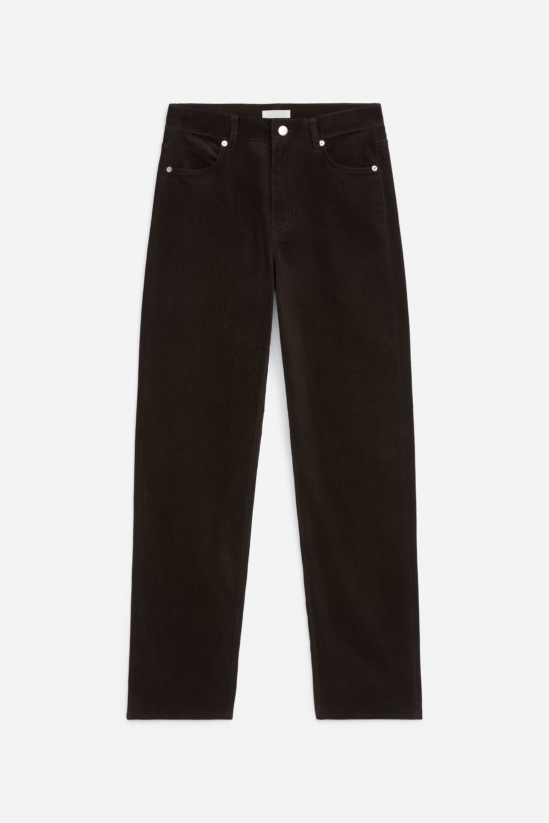 Größeres Bild anzeigen: Eine dunkelbraune Cordhose ist von vorne zu sehen und zeichnet sich durch eine gerade Silhouette sowie ein klassisches Five-Pocket-Design aus. Die Hose zeigt einen strukturierten Bund mit Gürtelschlaufen, einen silberfarbenen Knopfverschluss und Metallnieten an den vorderen Taschen.