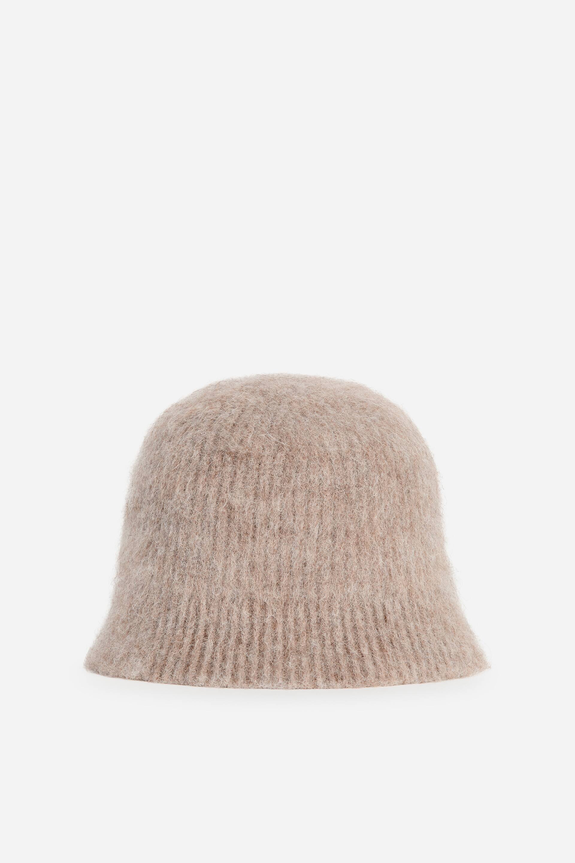 Ver imagen más grande: Un sombrero de pescador de punto beige visto de frente, con una textura afelpada y cepillada y un diseño acanalado vertical.