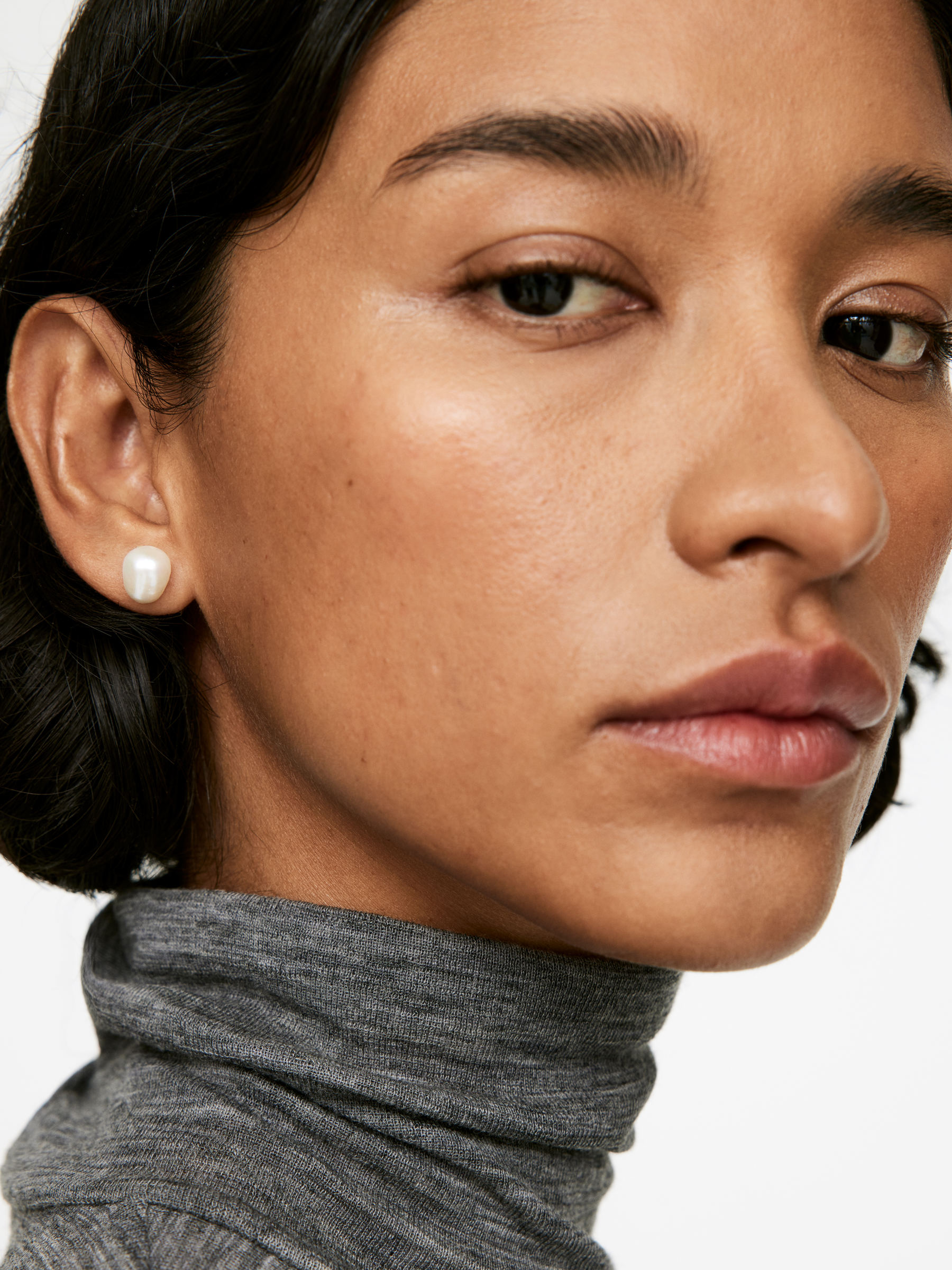 Pearl Stud Earrings - Off White/Gold - Women - StillMedia/Lookbook - 4