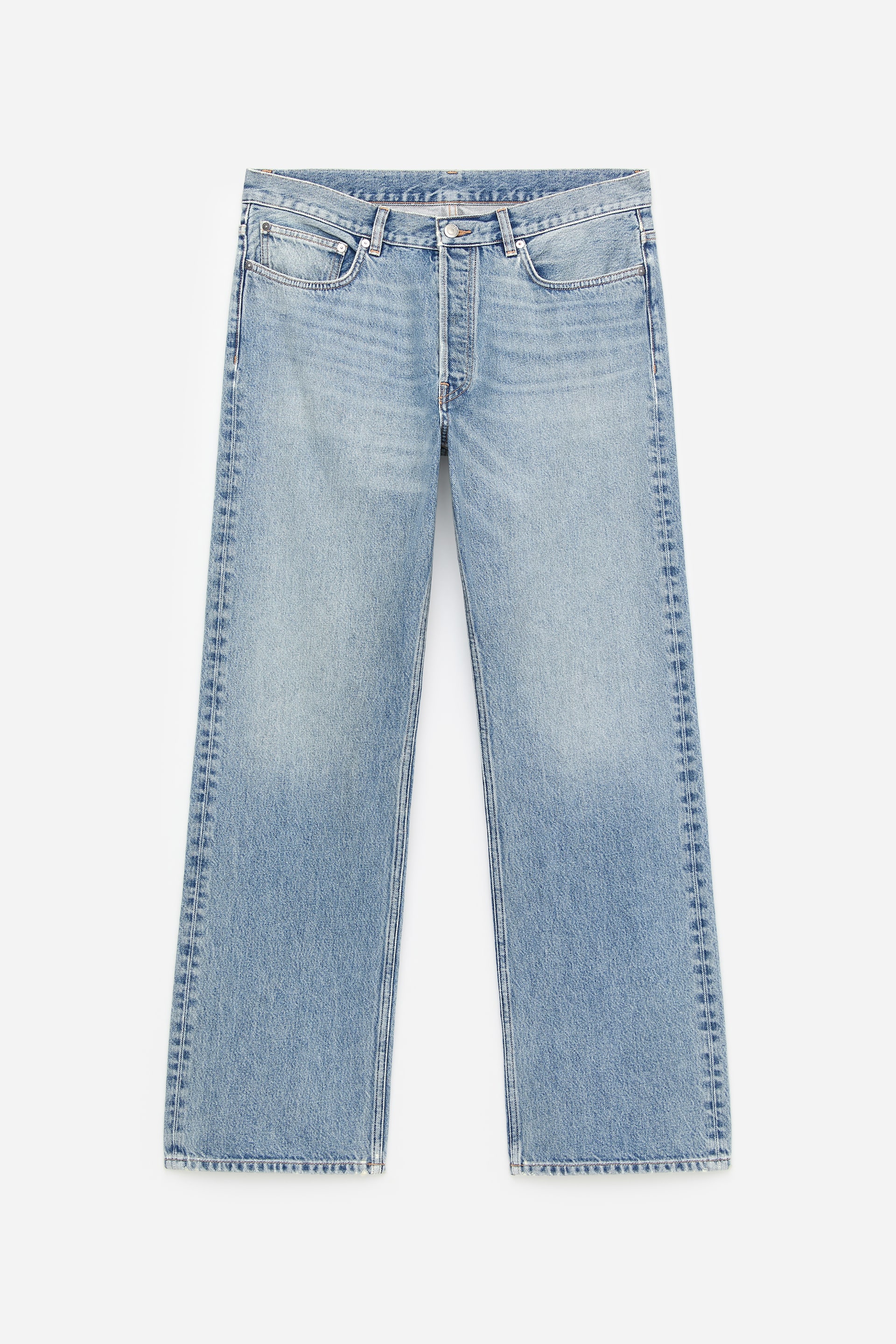 Vis større bilde: Et par lyseblå denimjeans uten stretch presenteres som FRONT, med en mid-rise midje, knappelukking og en vanlig passform med bootcut-ben. Jeansene viser subtil fading på lår og knær.