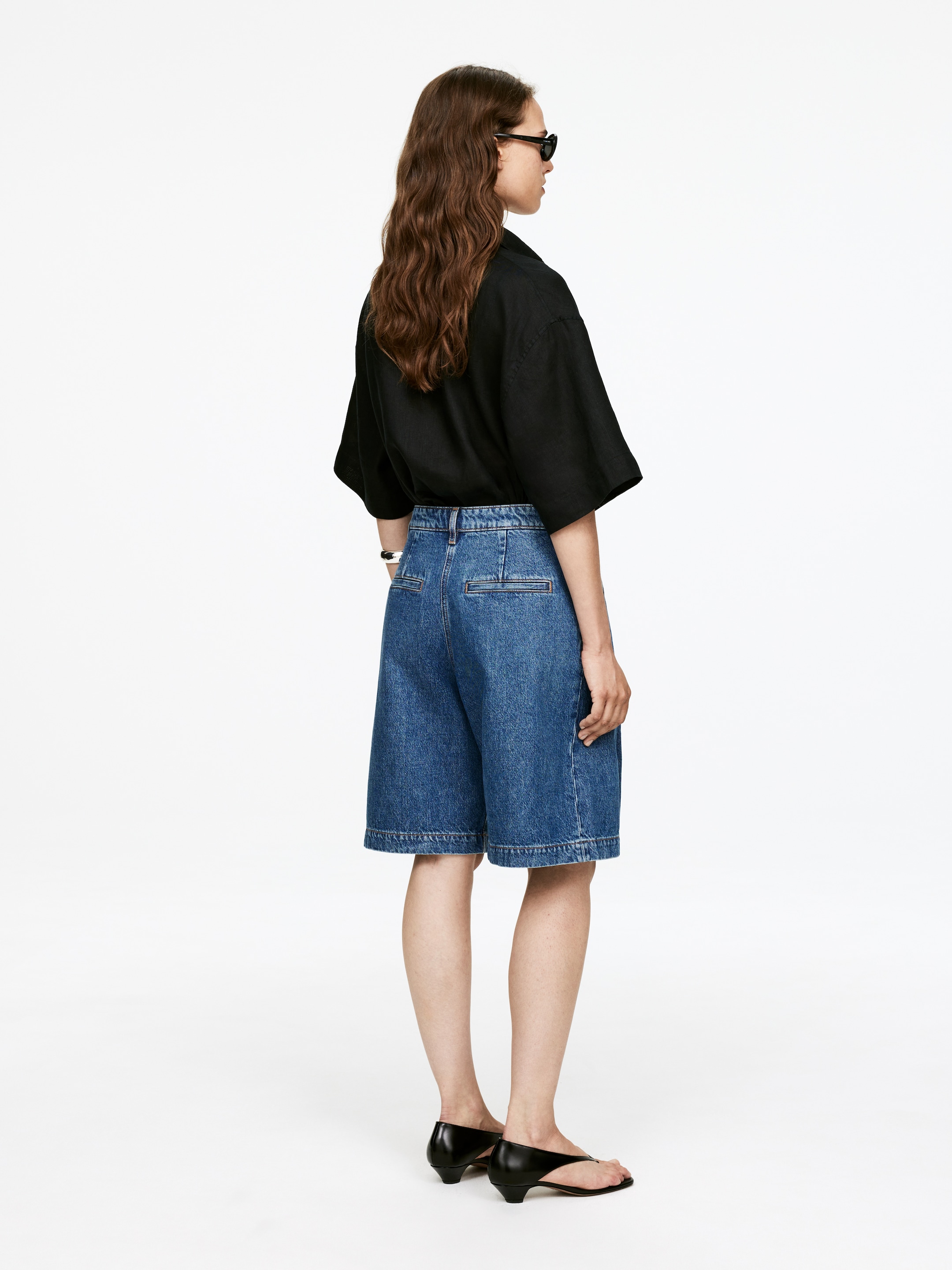 Zobraziť väčší obrázok: Džínsové šortky so záhybmi - Stredne modrá - ŽENY | H&M SK 4