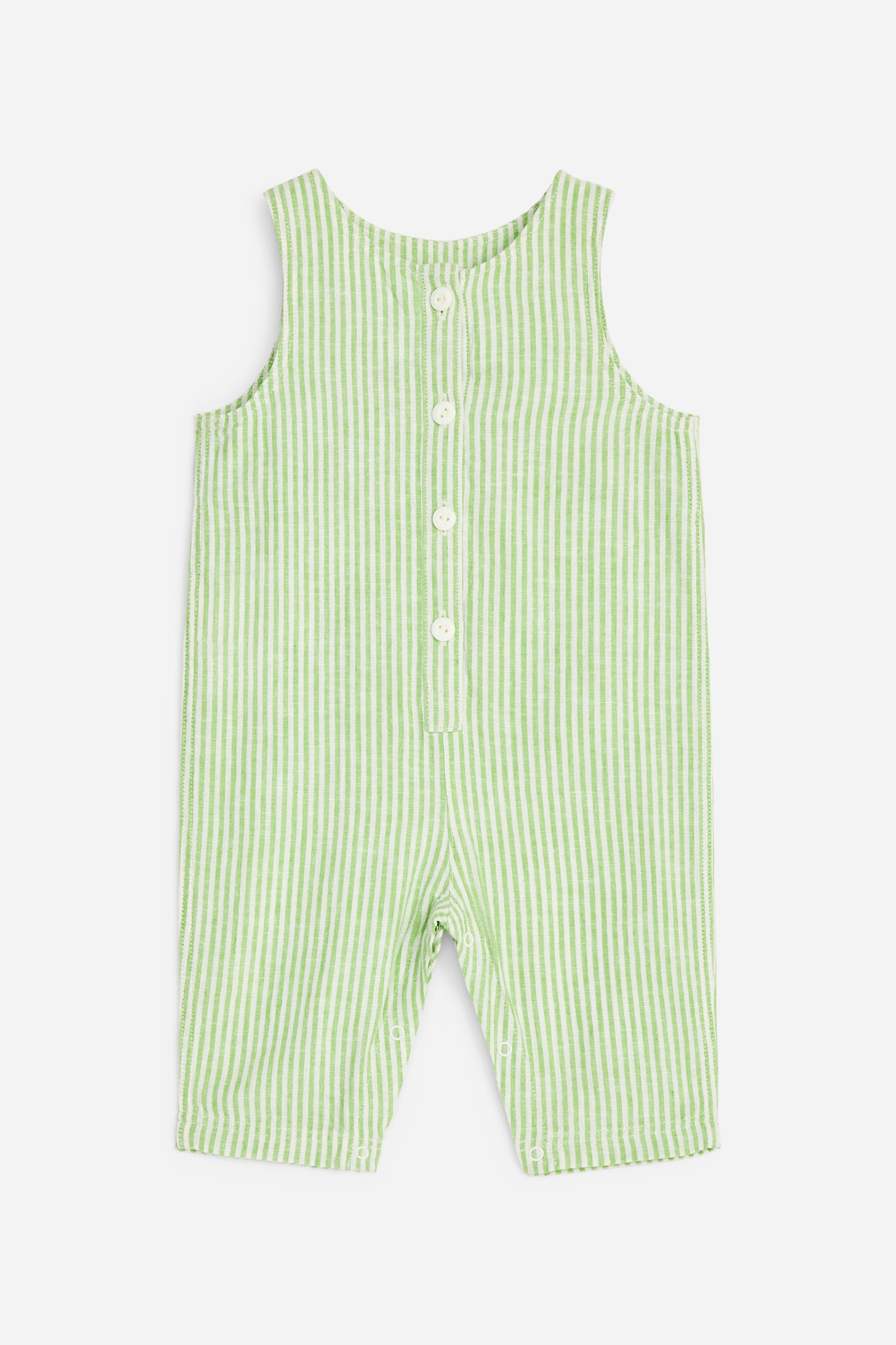 Vis større bilde: En ermeløs, selebukse-stil jumpsuit viser vertikale grønne og hvite striper, vendt fremover. Den har hvite knapper nedover midt foran og trykknapper langs de indre bensømmene.