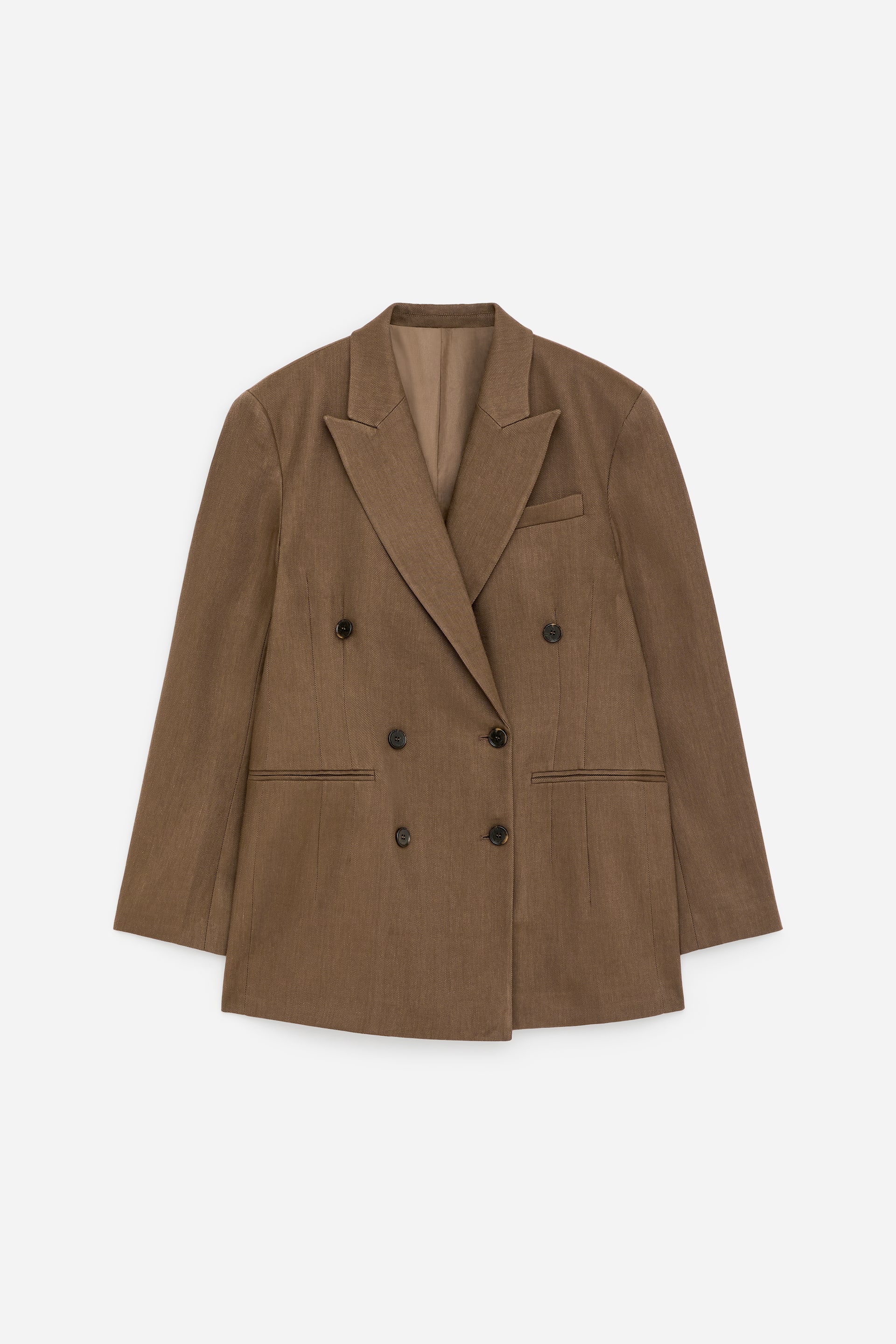 Grotere afbeelding bekijken: Een bruine double-breasted blazer toont zijn voorkant, met brede gepiekte revers, een vierknoopssluiting en twee horizontale paspelzakken aan de onderkant voor.