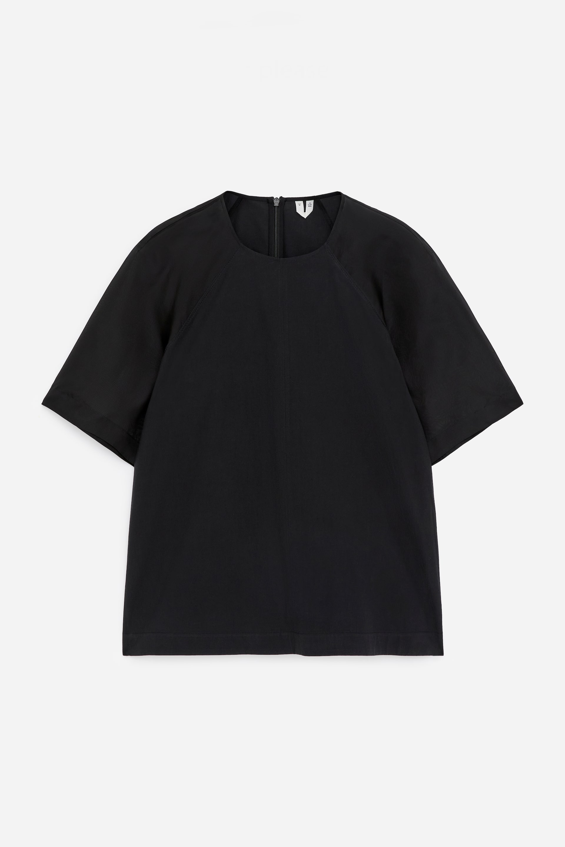 Visualizza immagine più grande: Questa T-shirt nera è presentata dal FRONTE, caratterizzata da una silhouette rilassata con maniche corte e ampie raglan. Una chiusura a zip è visibile sullo scollo rotondo, e una cucitura verticale corre lungo il centro frontale.