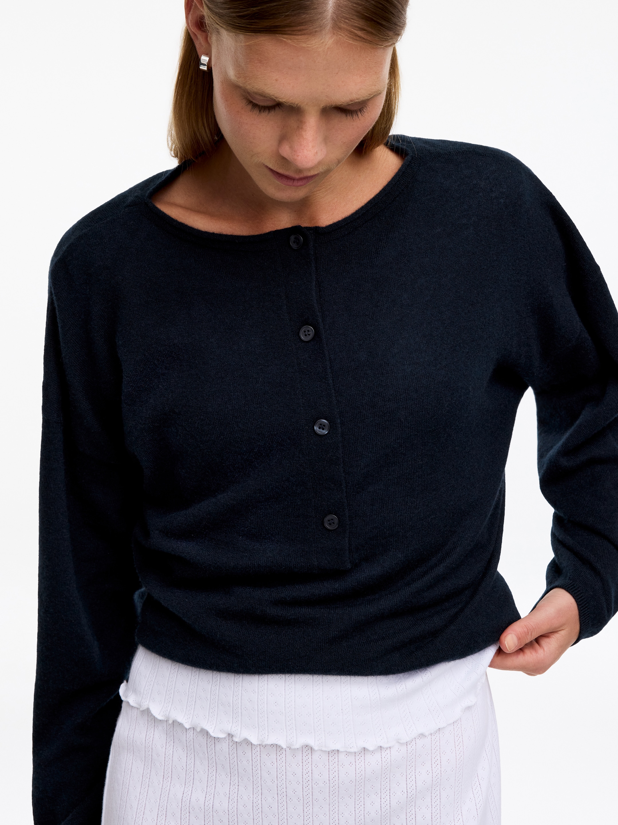 Pure Cashmere Boat-Neck Jumper - Dark Blue - Loose fit - women - StillMedia/Lookbook - 7