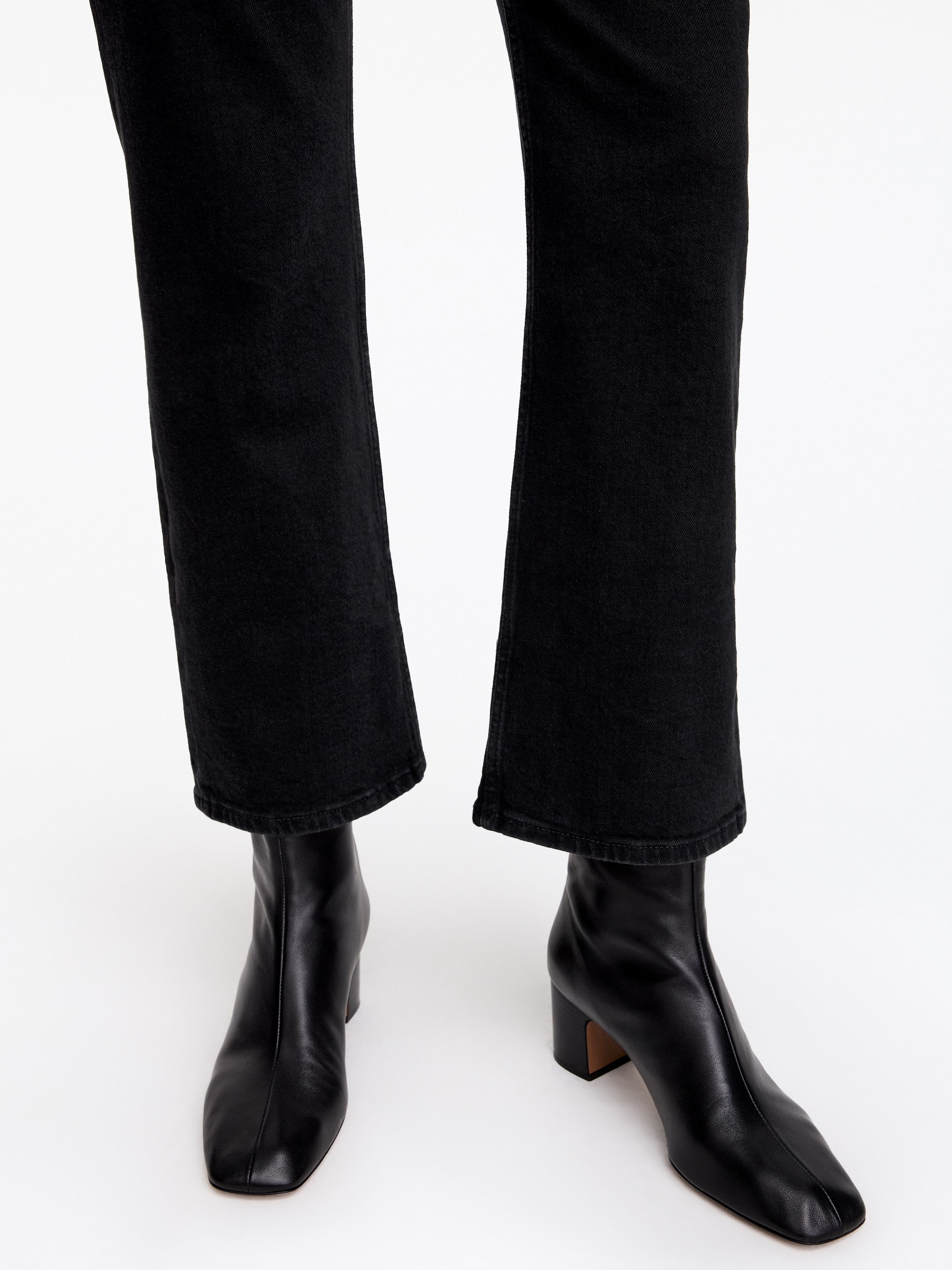 Desert Kick Flare Jeans - Black - Slim fit - women - StillMedia/Lookbook - 2