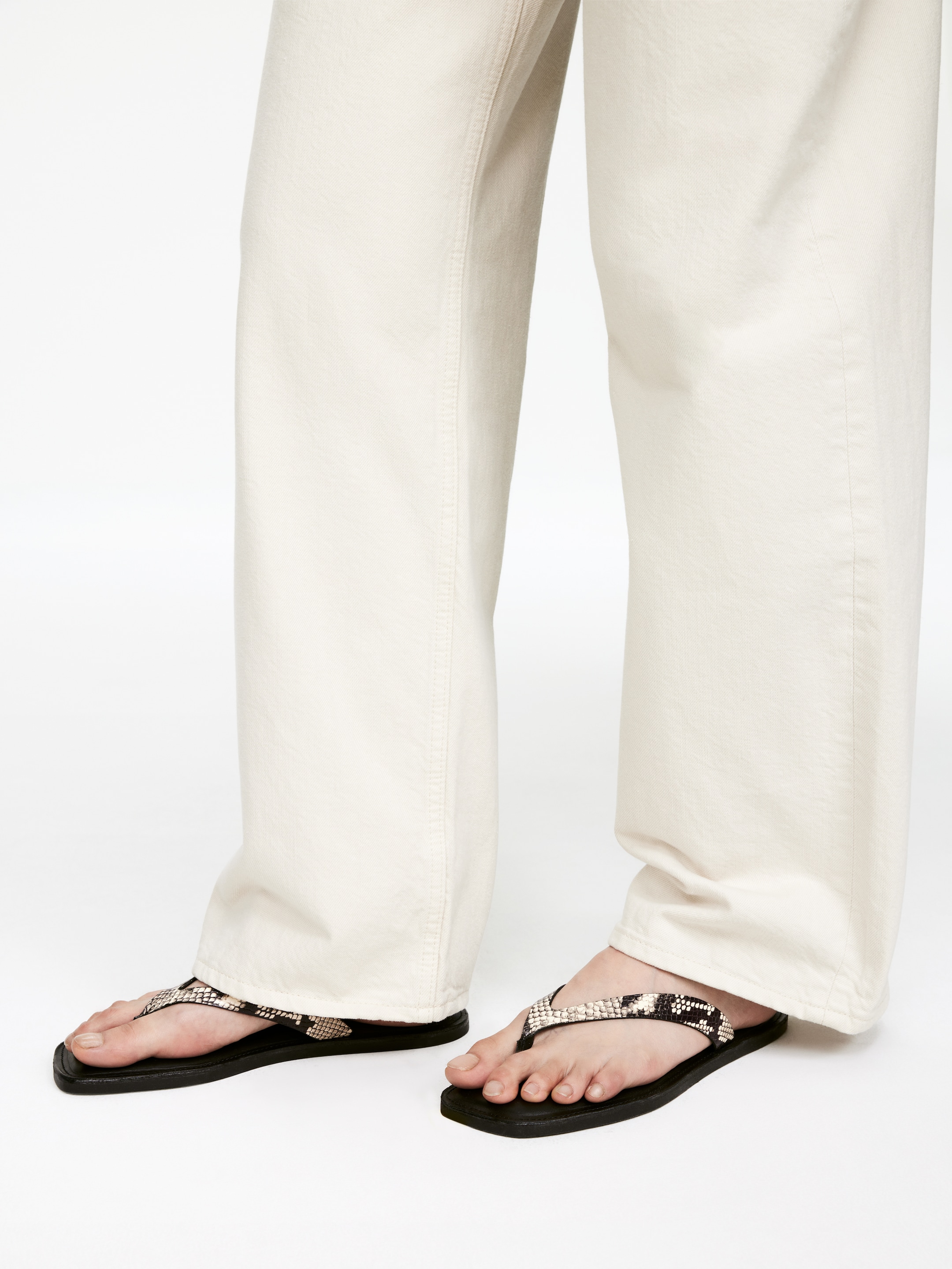 Grotere afbeelding bekijken: Leren teensandalen - Beige/slangenprint - DAMES | H&M BE 1