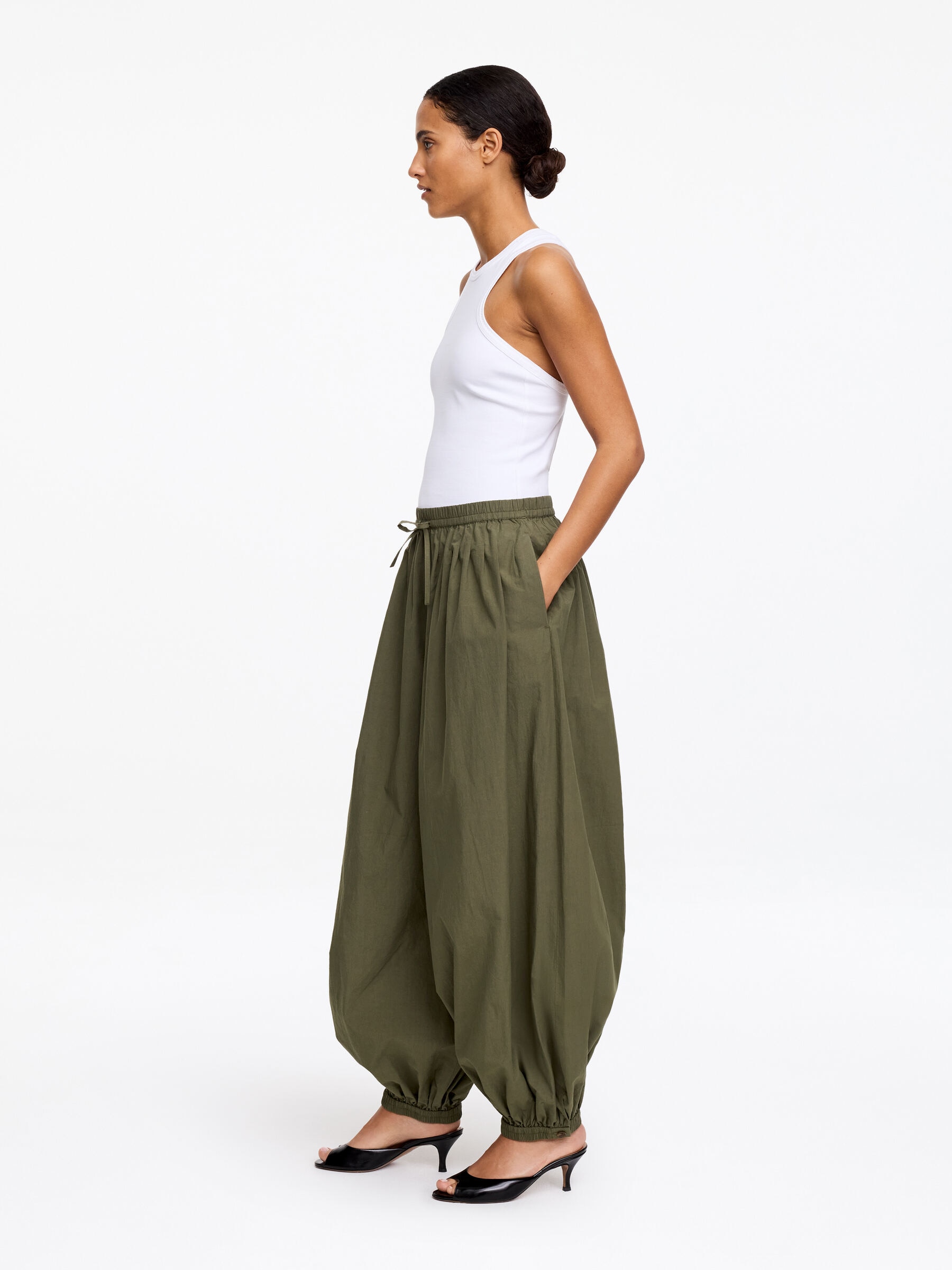 Balloon Cotton Trousers - Khaki Green - Loose fit - Women - StillMedia/Lookbook - 4