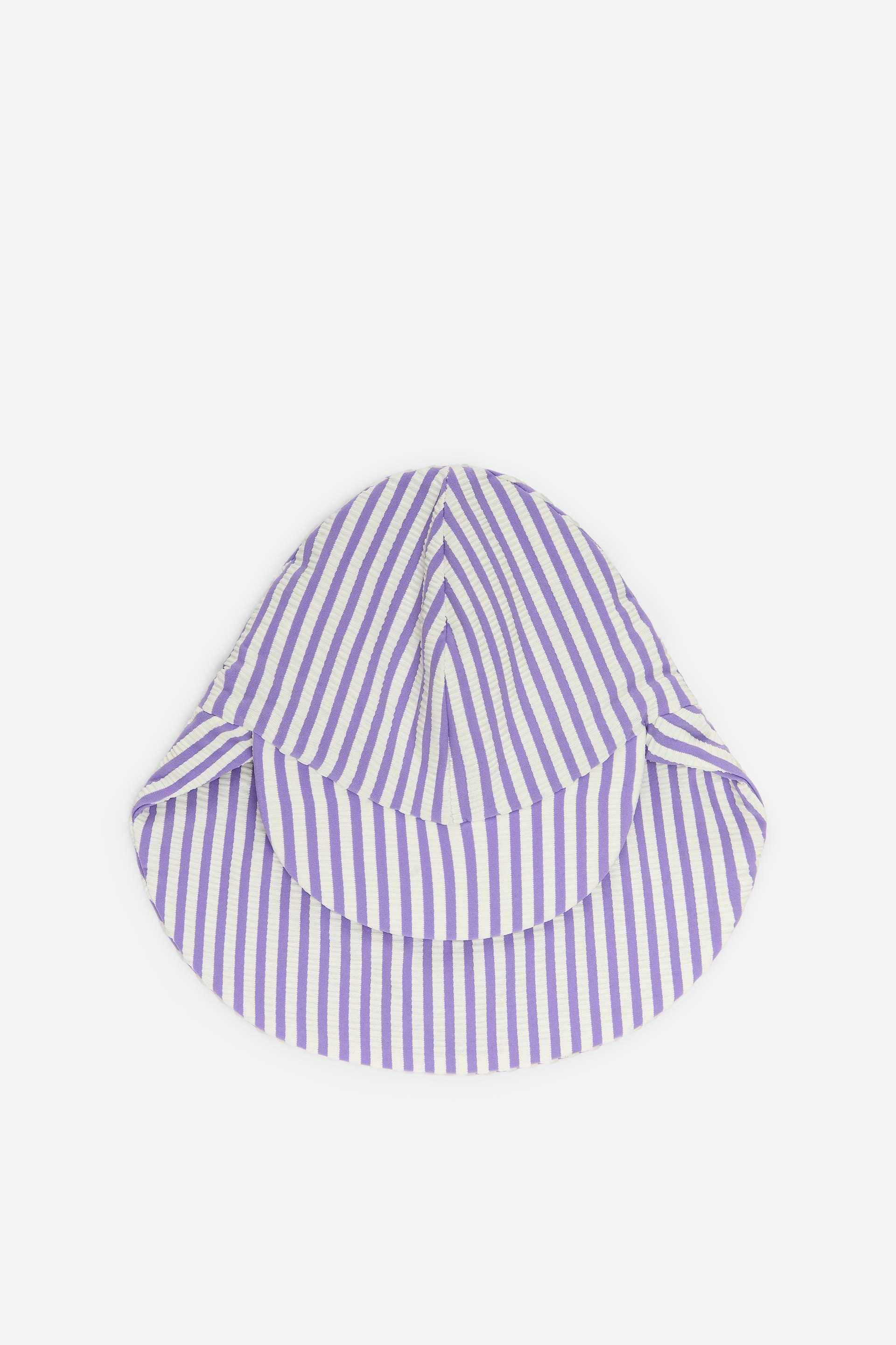 Agrandir l'image: Un bonnet de bain est présenté de face, arborant un motif rayé violet et blanc sur un matériau texturé et protecteur contre les UV. Il est conçu avec une visière à l'avant, un rabat à l'arrière protégeant la nuque, et des élastiques à l'arrière pour un meilleur ajustement.