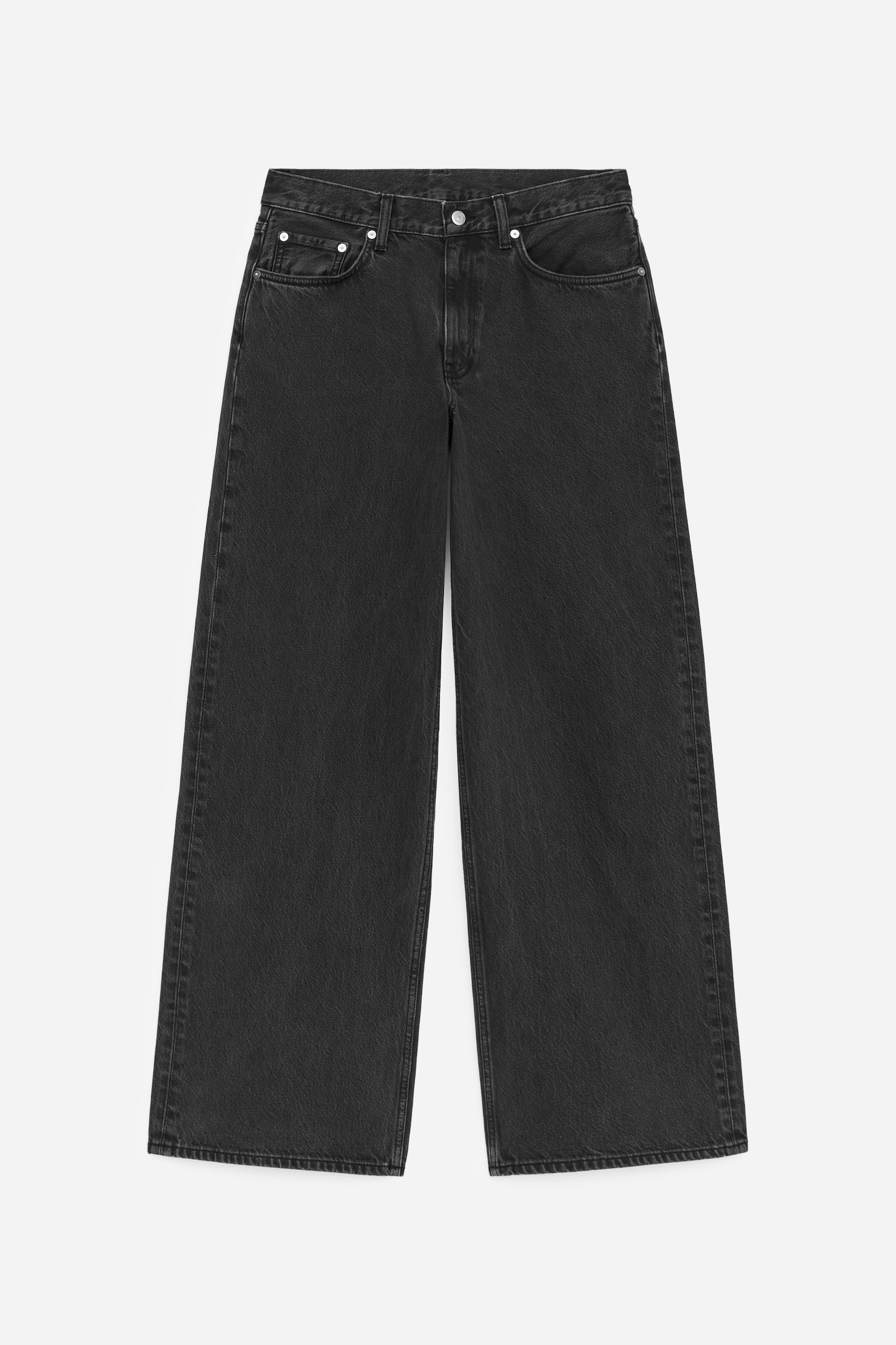 Agrandir l'image: Une paire de jeans en denim noir est présentée de face. Ce modèle présente une coupe décontractée, ample et à jambes larges, avec une braguette zippée et une fermeture par un bouton simple à la taille. Deux poches avant ornées de rivets et une petite poche ticket sont visibles.