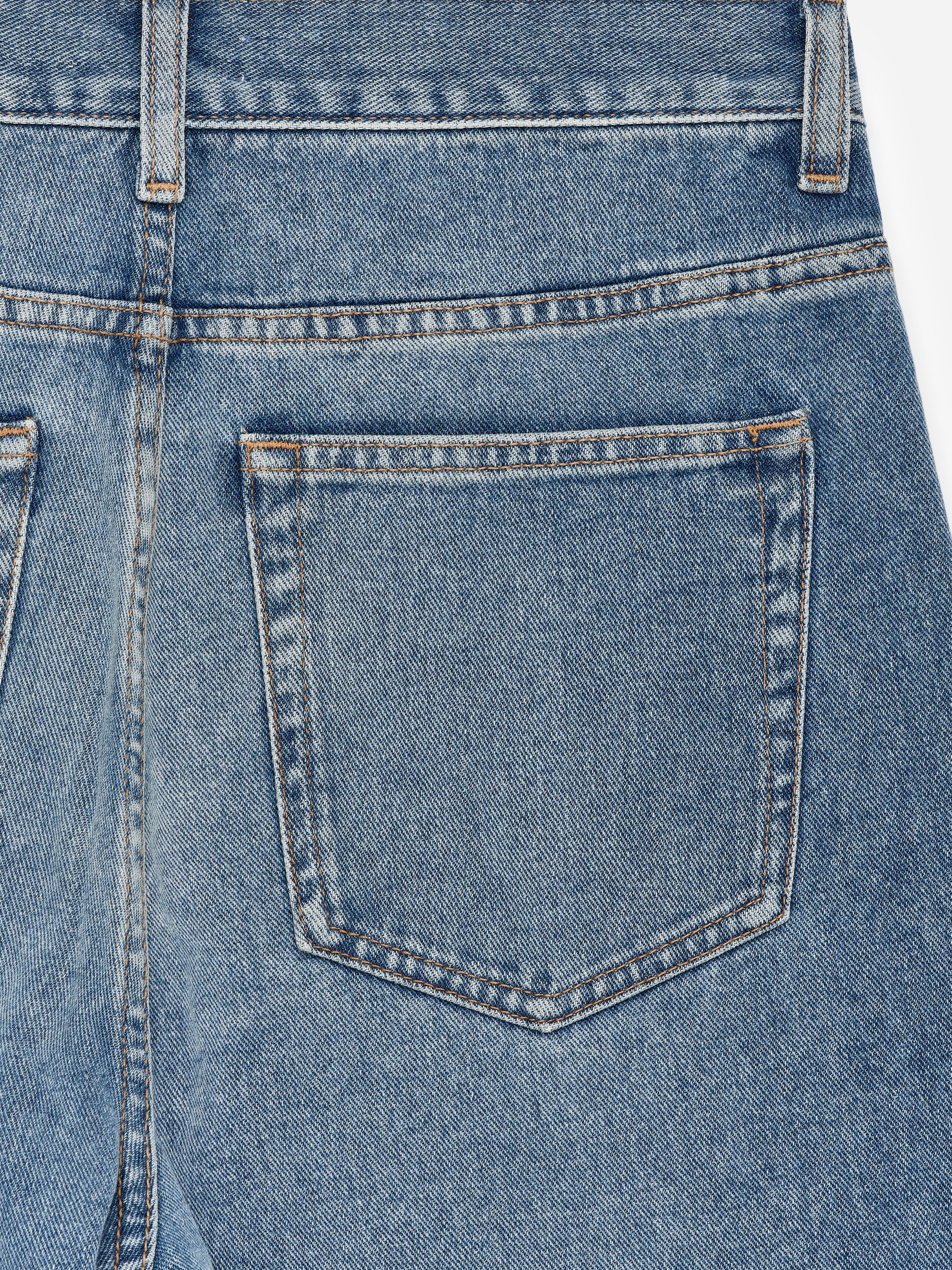 Visualizza immagine più grande: I pantaloni in denim blu sono mostrati dal retro, con tasche posteriori applicate con cuciture a contrasto e passanti per cintura lungo la vita.