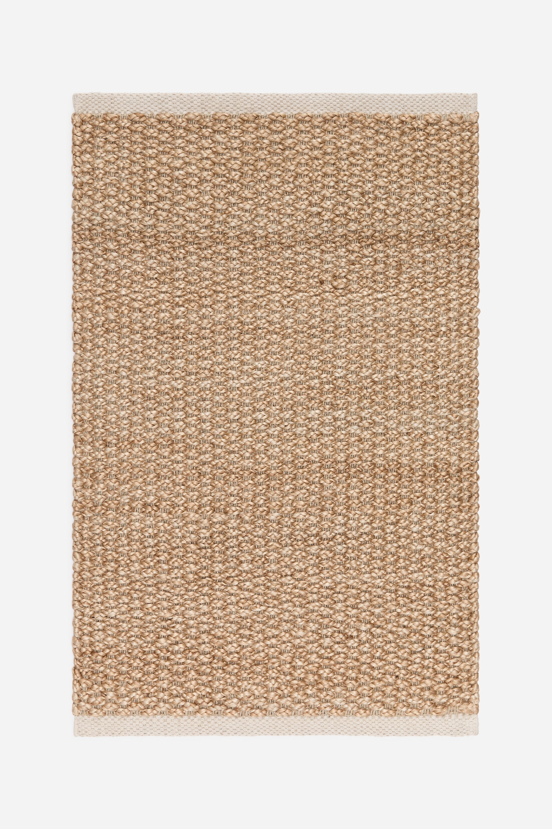 Ingrandisci l'immagine: Un tappeto rettangolare mostra un corpo principale testurizzato di colore marrone chiaro, tessuto strettamente con fibre naturali. Presenta bordi in tessuto color crema sottile che corrono lungo i bordi superiore e inferiore.