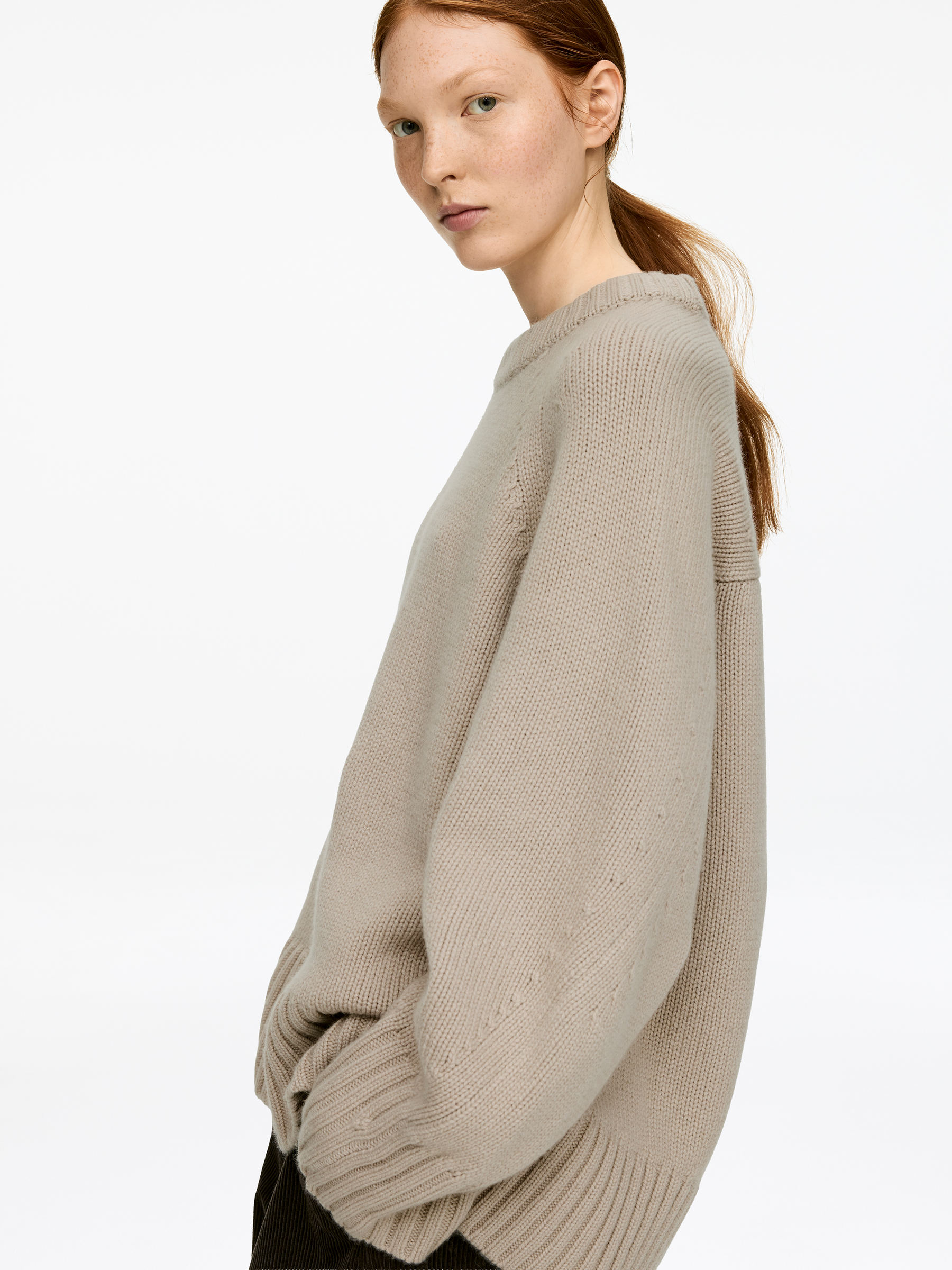 Chunky tröja i ren kashmir  ​ - Beige - Oversized - Women - StillMedia/Lookbook - 5