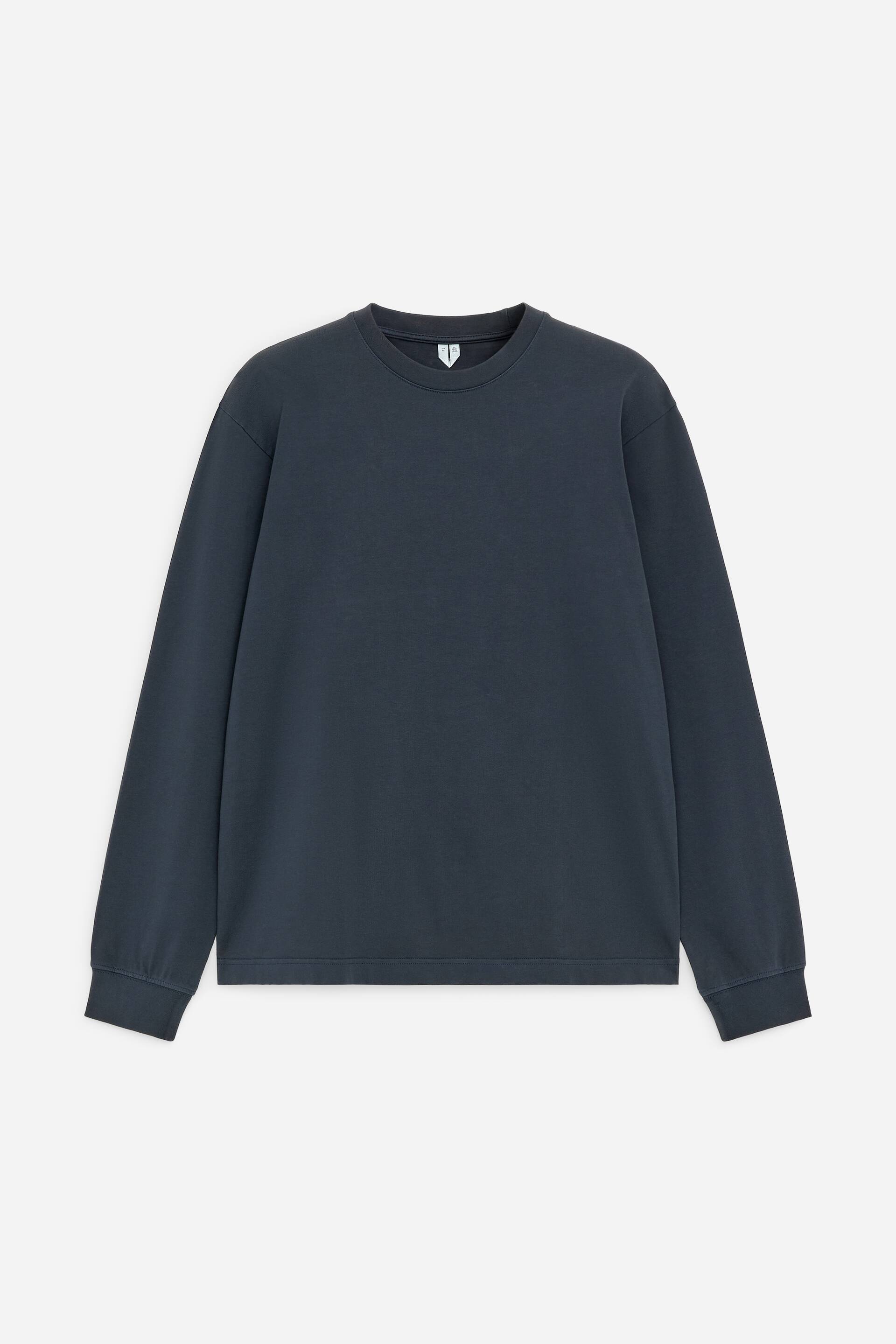 Zobrazit větší obrázek: Tmavě šedé tričko s dlouhým rukávem je prezentováno zepředu, má klasický kulatý výstřih a žebrované manžety.