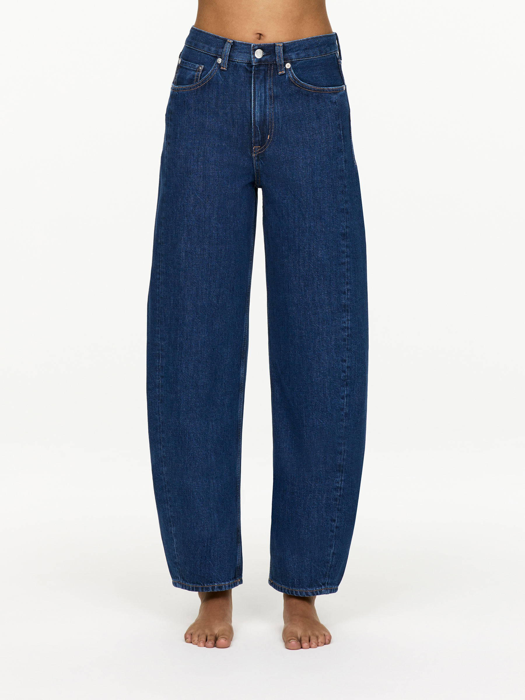 BLOOM Barrel Jeans - Blue - Relaxed fit - Women - StillMedia/Lookbook - 13