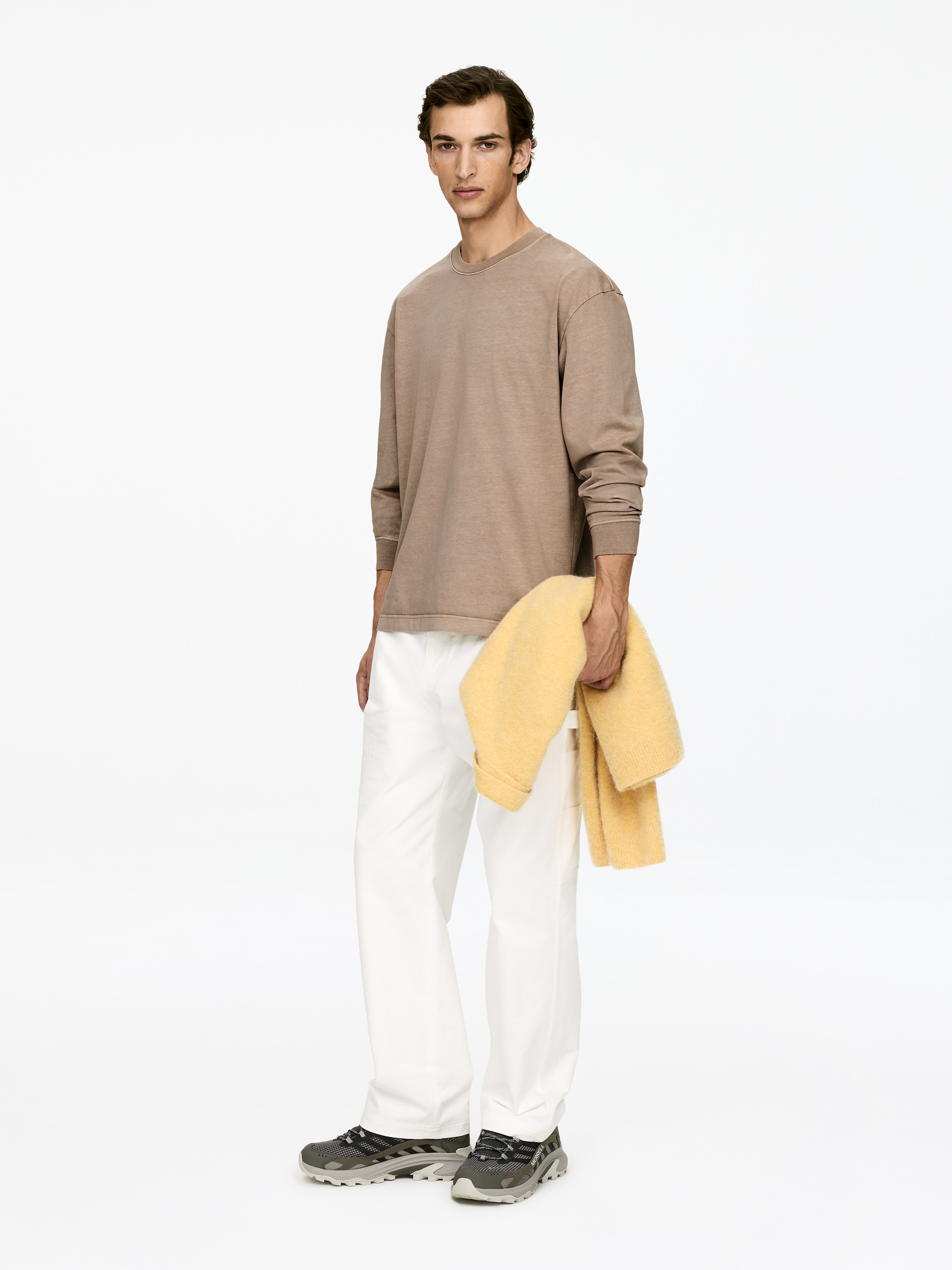 Agrandir l'image: Un t-shirt brun à manches longues et col ras du cou présente une coupe décontractée de face et de côté. Il présente un aspect légèrement délavé et texturé avec des poignets côtelés et un ourlet côtelé.
