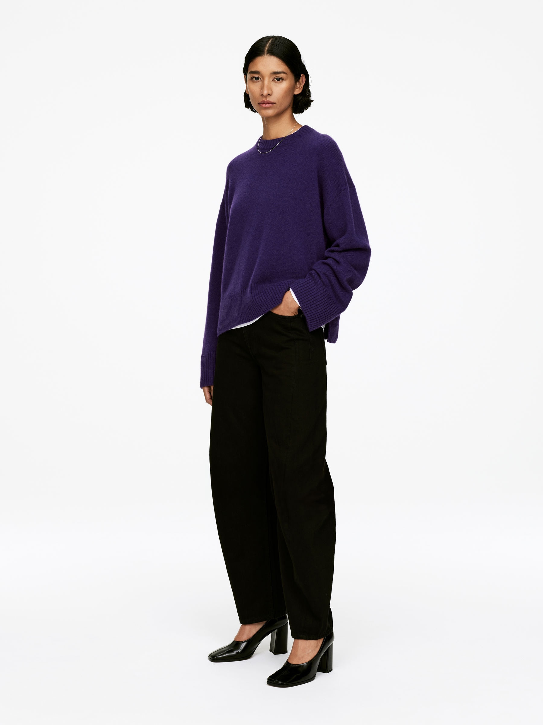 Pull oversize en pur cachemire​ - Violet - Relaxed fit - Femme - StillMedia/Lookbook - 3