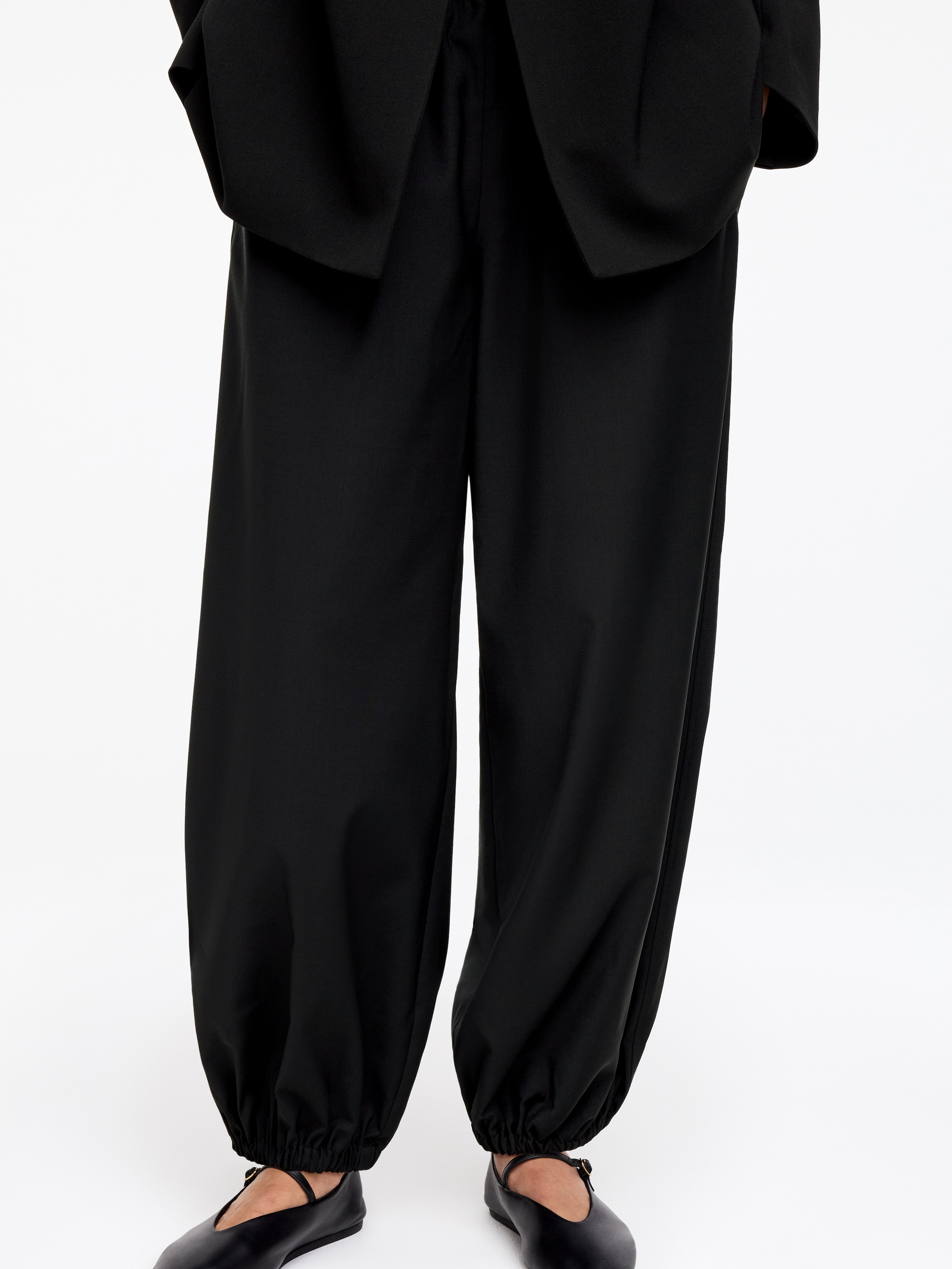 Barrel-Leg Trousers - Black - Relaxed fit - Women - StillMedia/Lookbook - 10