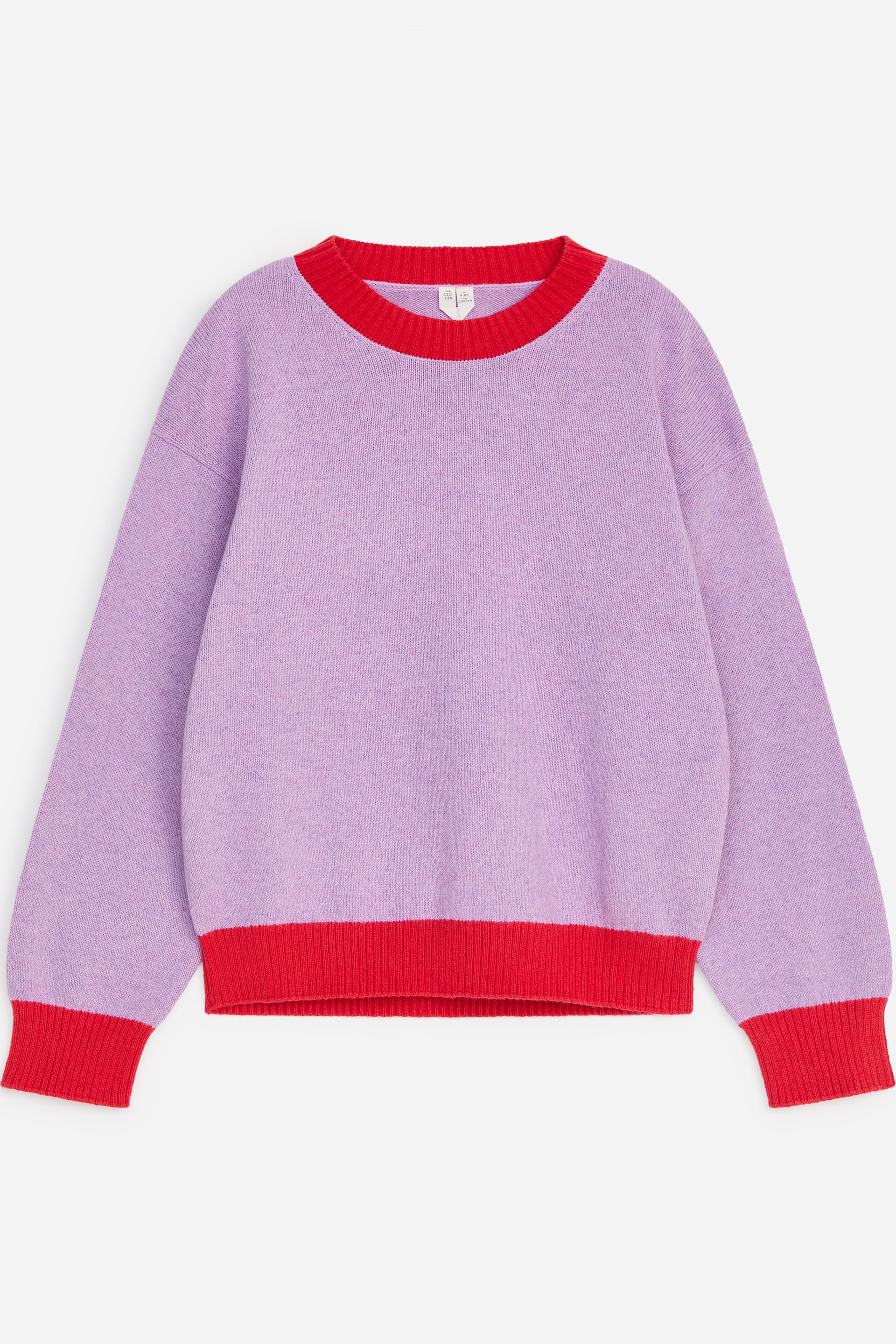 Größeres Bild ansehen: Ein helllila Strickpullover ist von vorne in einer entspannten Passform zu sehen und verfügt über überschnittene Schultern sowie kontrastierende, leuchtend rote Rippdetails am Rundhalsausschnitt, an den Bündchen und am Saum.