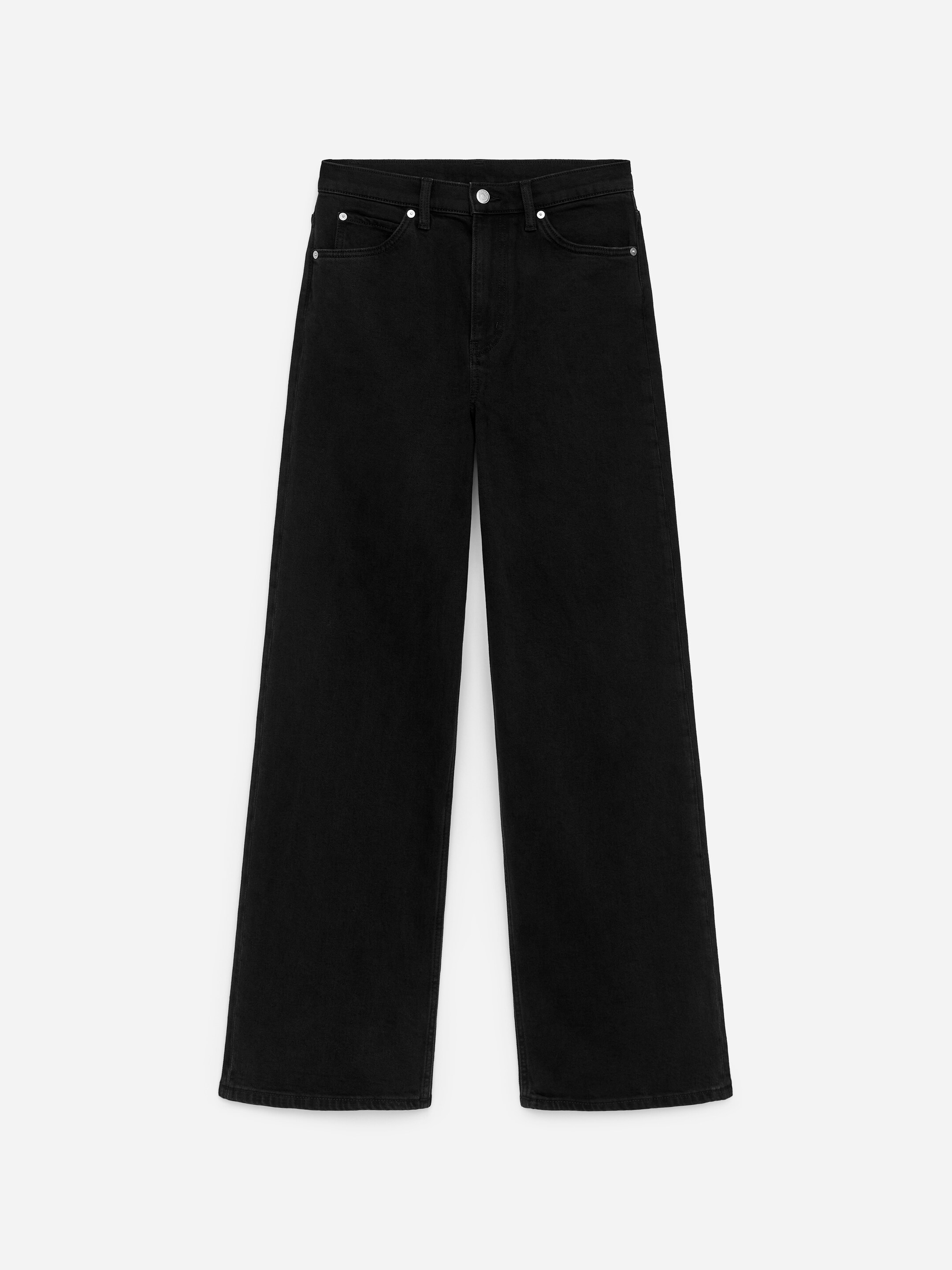 Größeres Bild ansehen: Ein Paar schwarze Jeans aus Denim wird von vorne präsentiert, mit einer hoch sitzenden Taille und einem Knopfverschluss für den Reißverschluss. Die Jeans sind mit einer schmalen Passform an den Hüften gestaltet, die in weite, ausgestellte Beine übergeht.