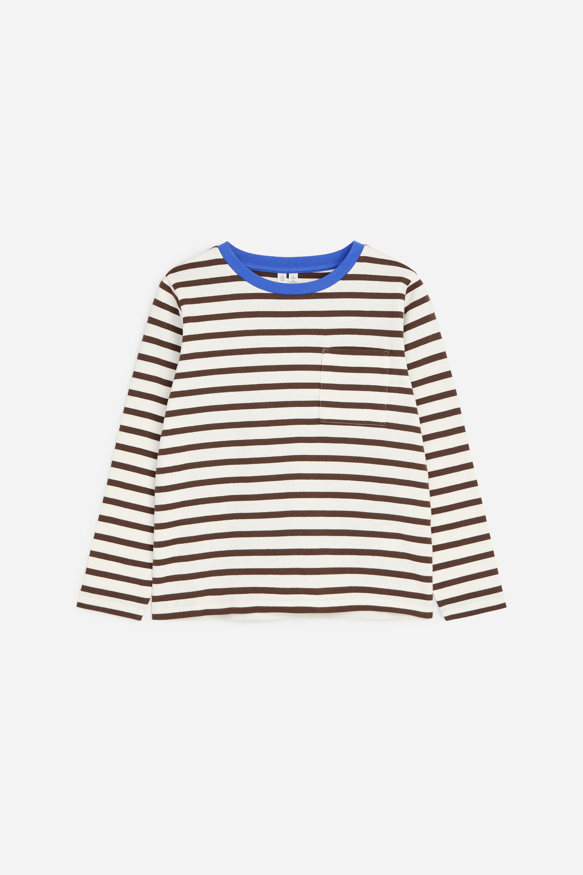 Visualizza l'immagine ingrandita: Una t-shirt a maniche lunghe dalla vestibilità regolare è mostrata frontalmente, caratterizzata da strisce orizzontali color crema e marrone scuro. È progettata con girocollo blu e una singola tasca sul petto.