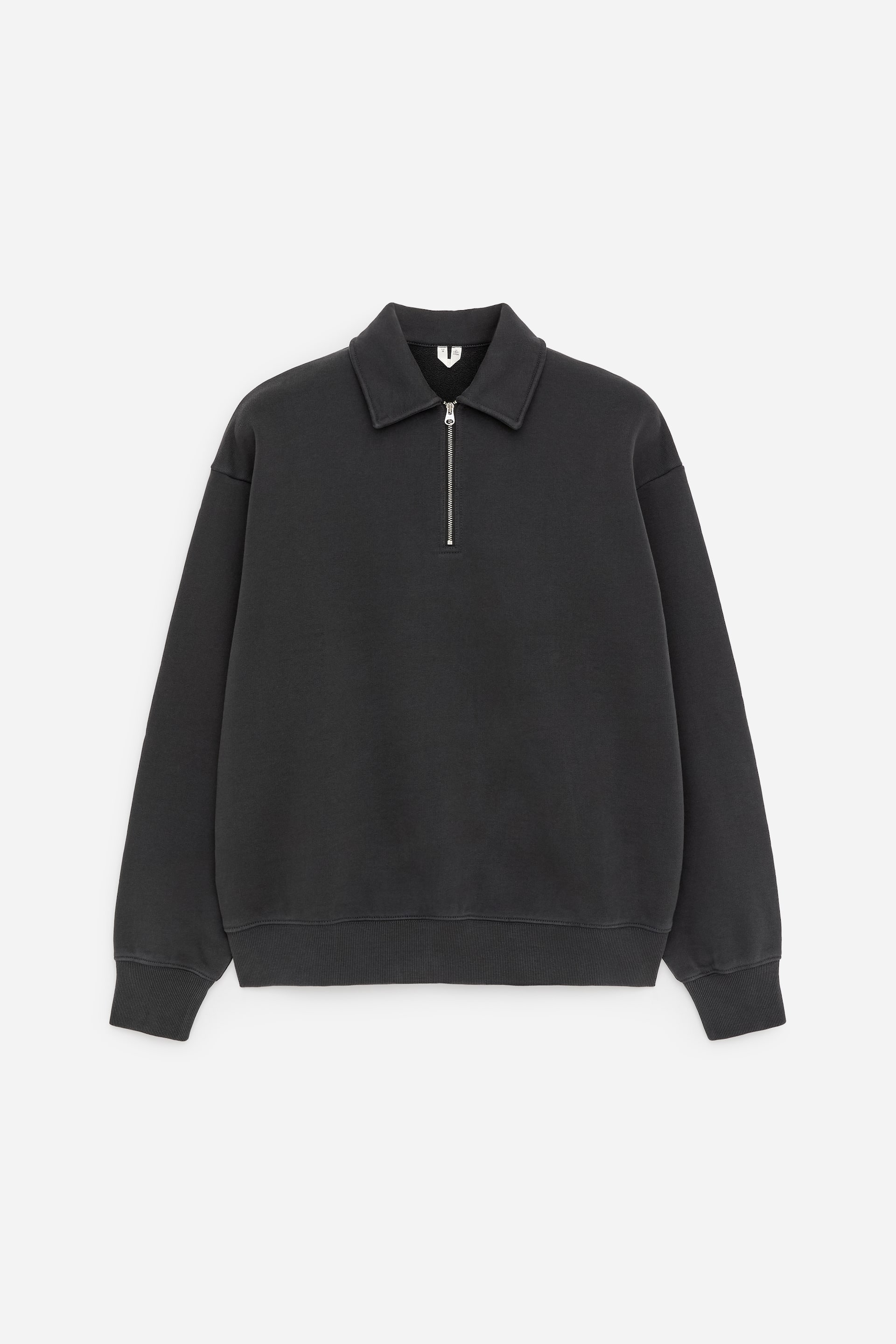 Ver imagem maior: FRENTE: Uma sweatshirt de algodão cinzento escuro apresenta um corte regular, com gola tipo polo e fecho de correr parcial com tom prateado. Acabamentos canelados detalham os punhos e a bainha, e a peça apresenta um aspeto desbotado.