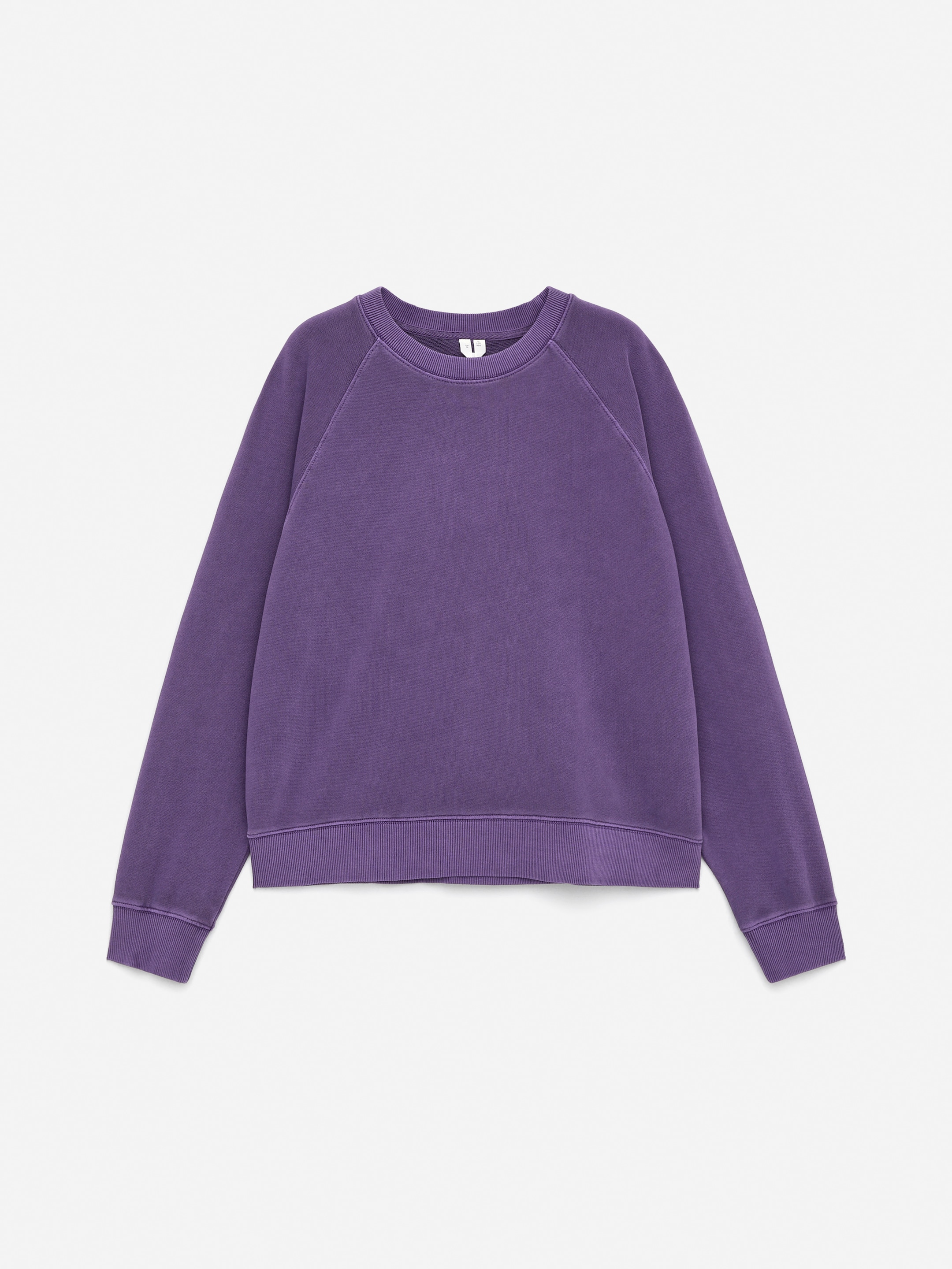 Grösseres Bild ansehen: Ein verblasstes lila Sweatshirt mit Rundhalsausschnitt wird von vorne präsentiert. Es verfügt über Raglanärmel und gerippte Abschlüsse an den Bündchen und am Saum und hat eine normale Passform.